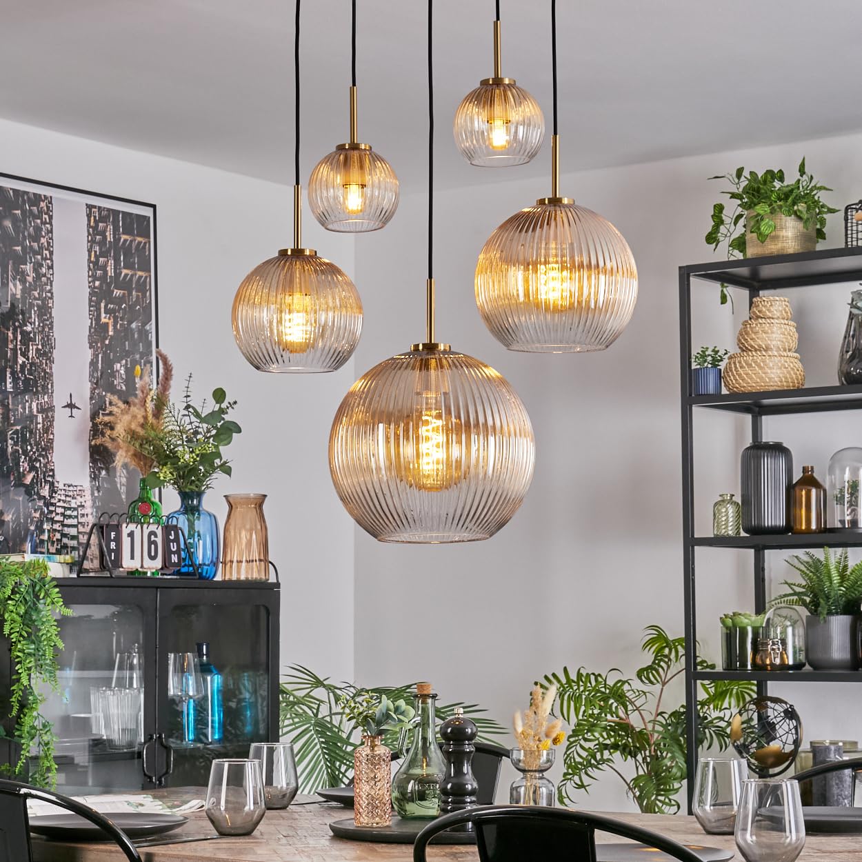 HOFSTEIN Hängeleuchte Koyoto, 5-flammige Hängelampe aus Metall/Riffelglas in Schwarz/Gold/Bernstein/Klar, Pendelleuchte im Retro/Vintage-Design (Ø 15; 20; 25; 30cm), E27, Esszimmer, Küche, Wohnzimmer