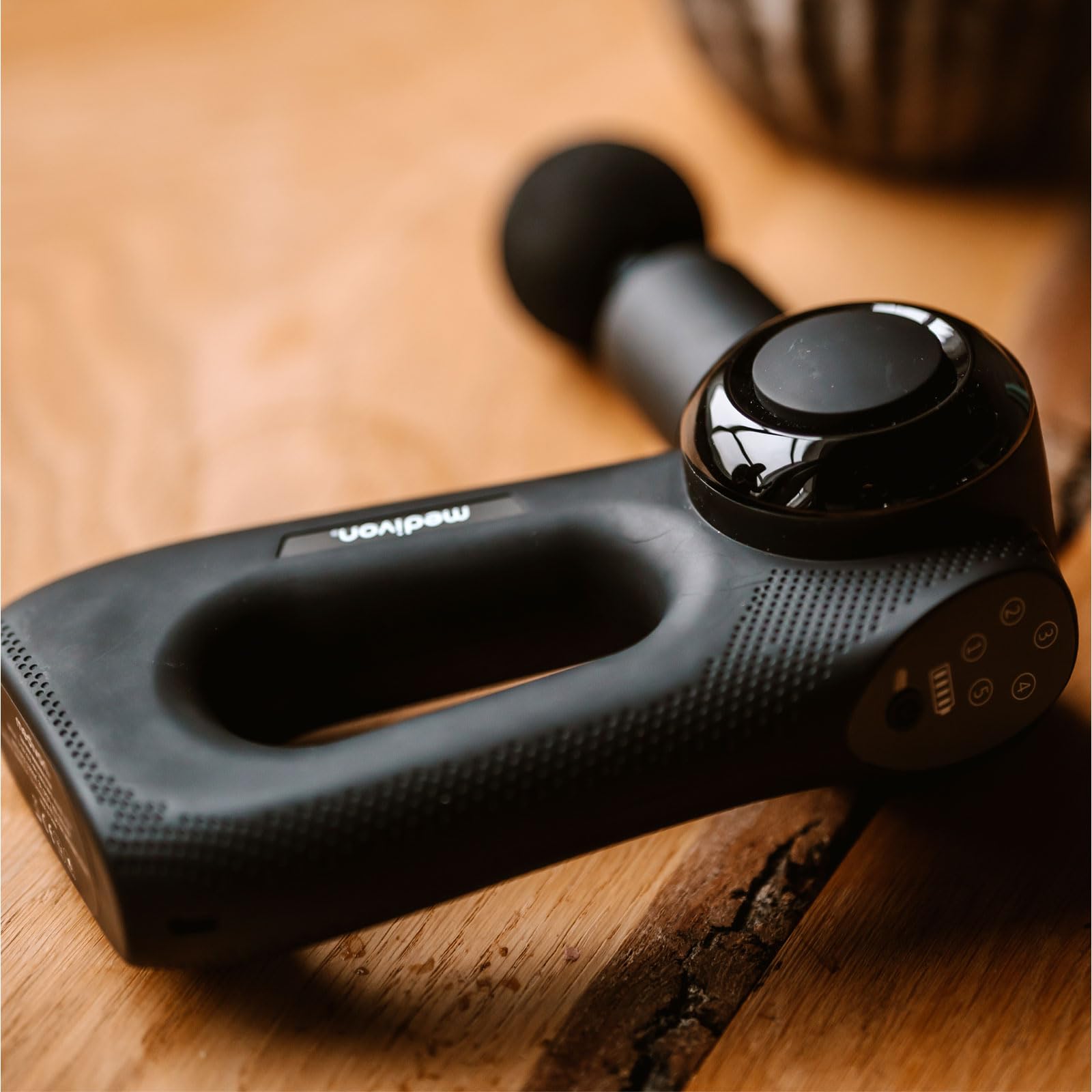 Medivon Gun TYTAN PRO Kabelloses Handmassagegerät Massage-Pistole mit beheiztem und kühlendem Massage-Kopf, 5 Arbeitsmodi 13 Massageköpfe inklusive