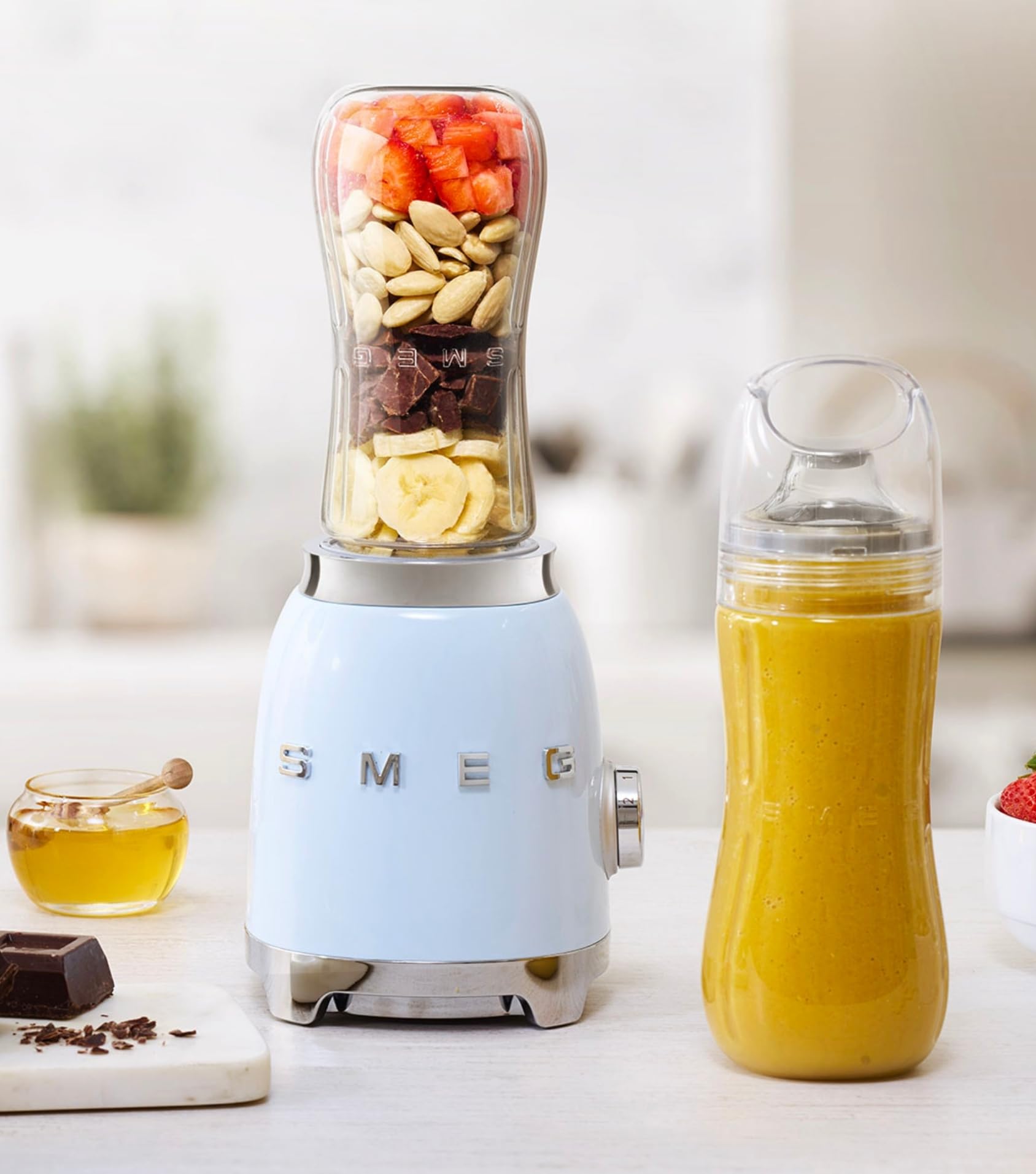 Smeg, Personal Blender PBF01PGEU, 2 Geschwindigkeitsstufen, Doppelklinge aus Edelstahl, 2 x 600 ml Flaschen inklusive, rutschfester Standfuß, integrierte Kabelaufwicklung, 300W, Pastellgrün