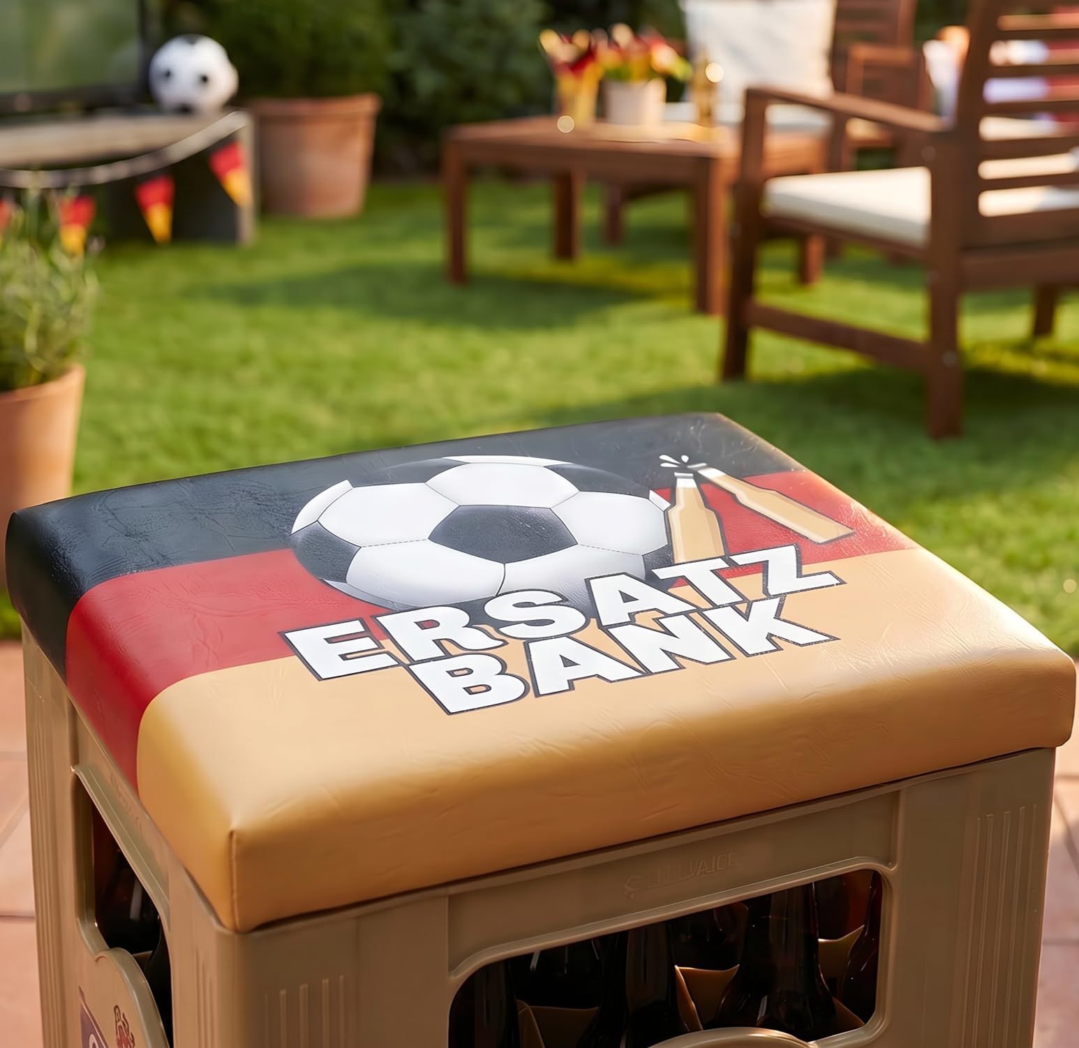 CULT at home Bierkastensitz Deutschland Flagge Bierkistensitz Sitzkissen Bierkiste Fußball WM Fanartikel 2026 Campinghocker Sitzkissen für Bierkasten Geschenke für Männer Geschenke - 44x34 cm