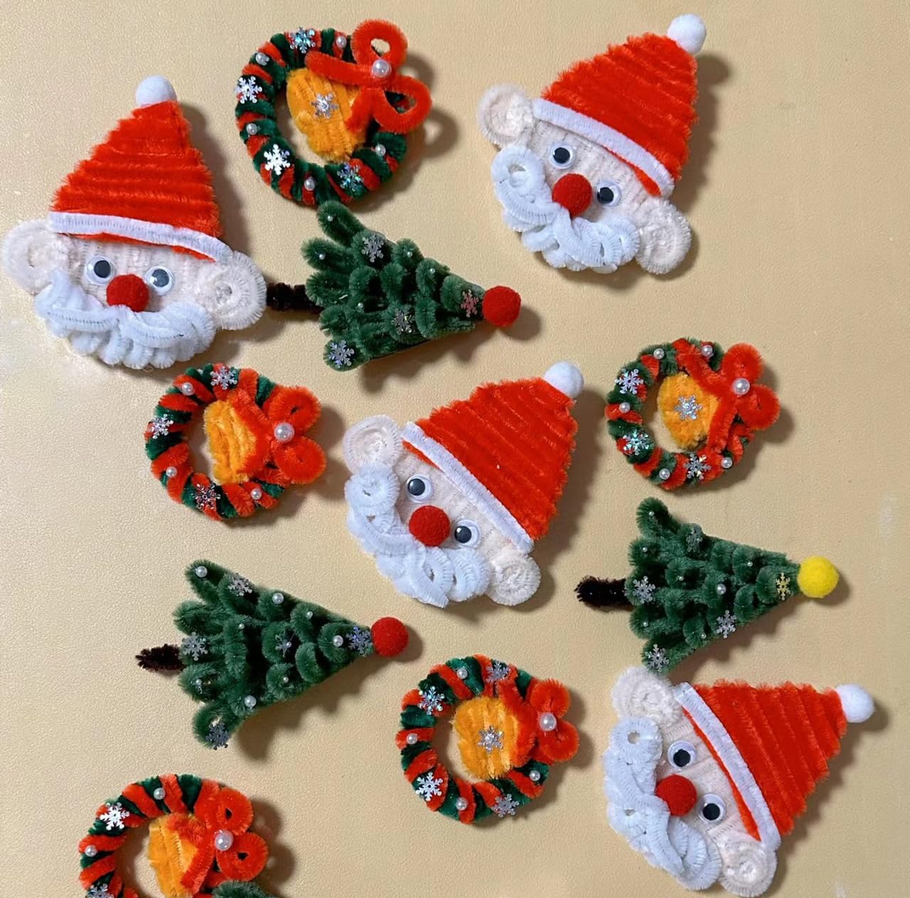 Juego de 150 limpiapipas de Navidad que incluye 50 tallos de felpilla verde, 50 tallos de felpilla blanca y 50 limpiadores de pipas rojos para manualidades, decoraciones de Navidad (150 unidades, 4