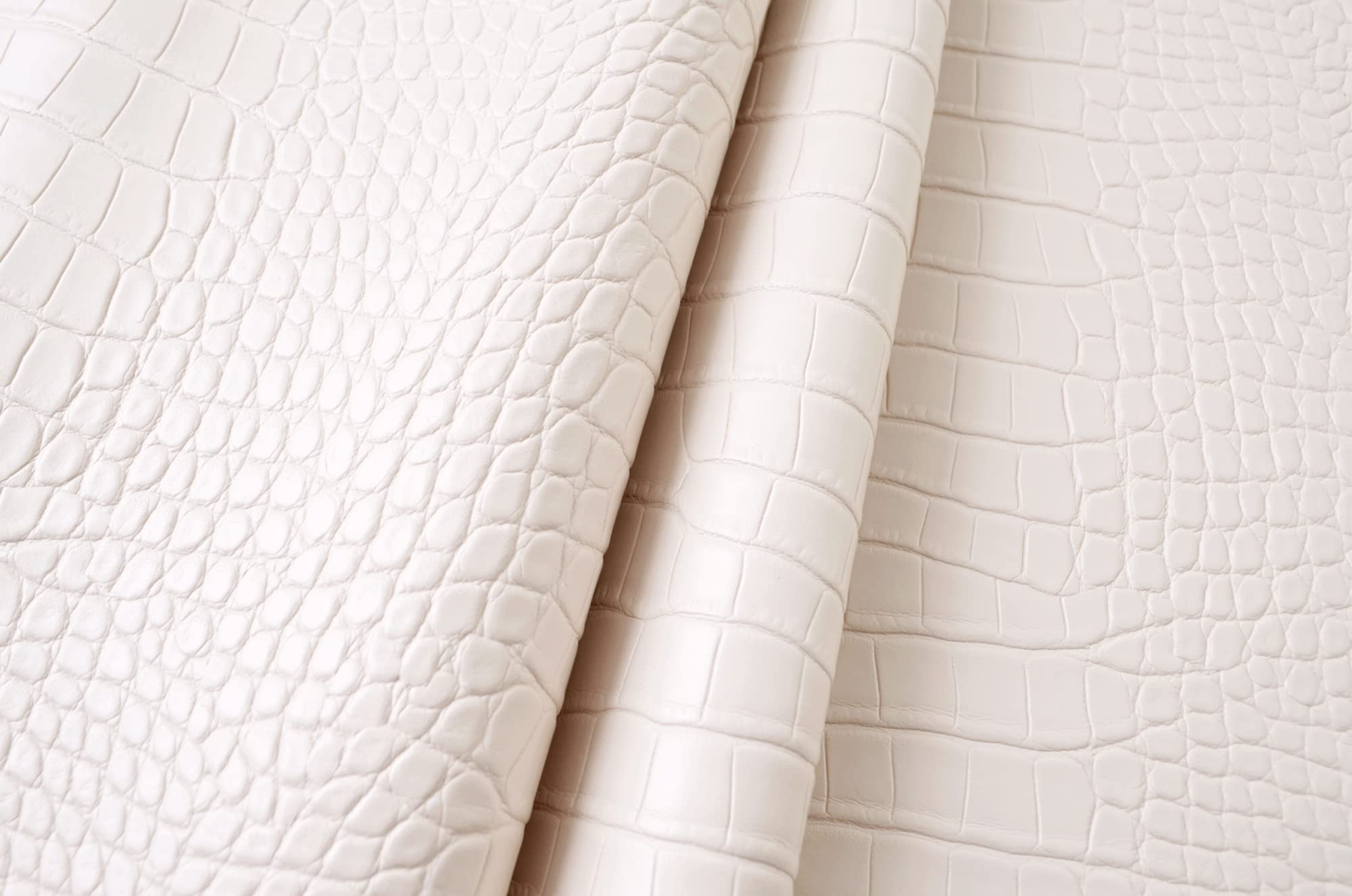 Wento Tela de piel sintética texturizada de piel de cocodrilo por The Yard - Estampado animal crema - 54 x 36 pulgadas - 2 libras