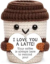 OCCdesign Xícara de café de crochê feita à mão – I Love You a Latte, presente engraçado para amantes de café, colega de trabalho e dia do chefe, Papai Noel secreto, estoque de meias, decoração de