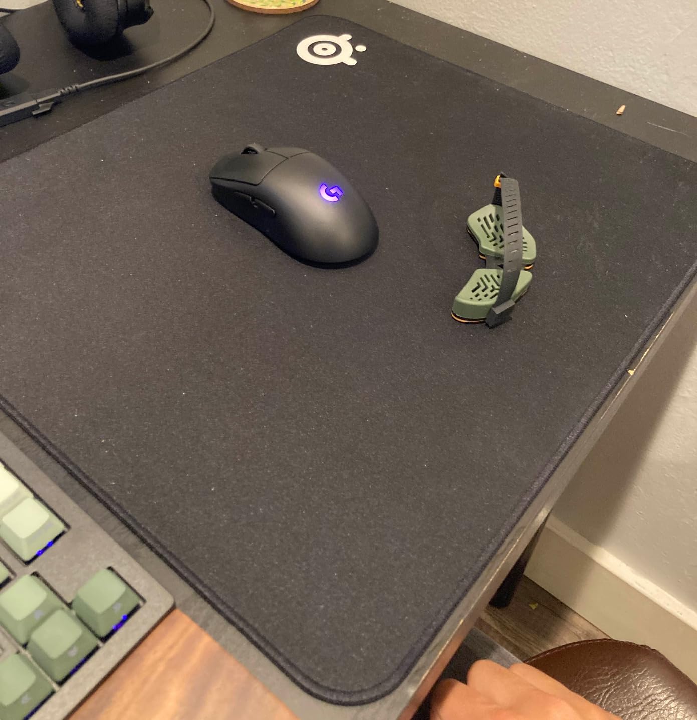 Great budget mousepad, stitching is a plus.