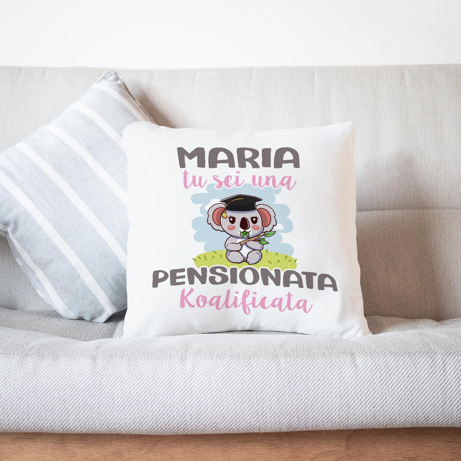 Mugffins Cuscino PERSONALIZZABILE PENSIONATA donna - In italiano - Koalificati Personalizzati - Idee Regali Divertenti Laurea Compleanno - Rivestimento e Imbottitura (40x40 cm). Tatto Cotone