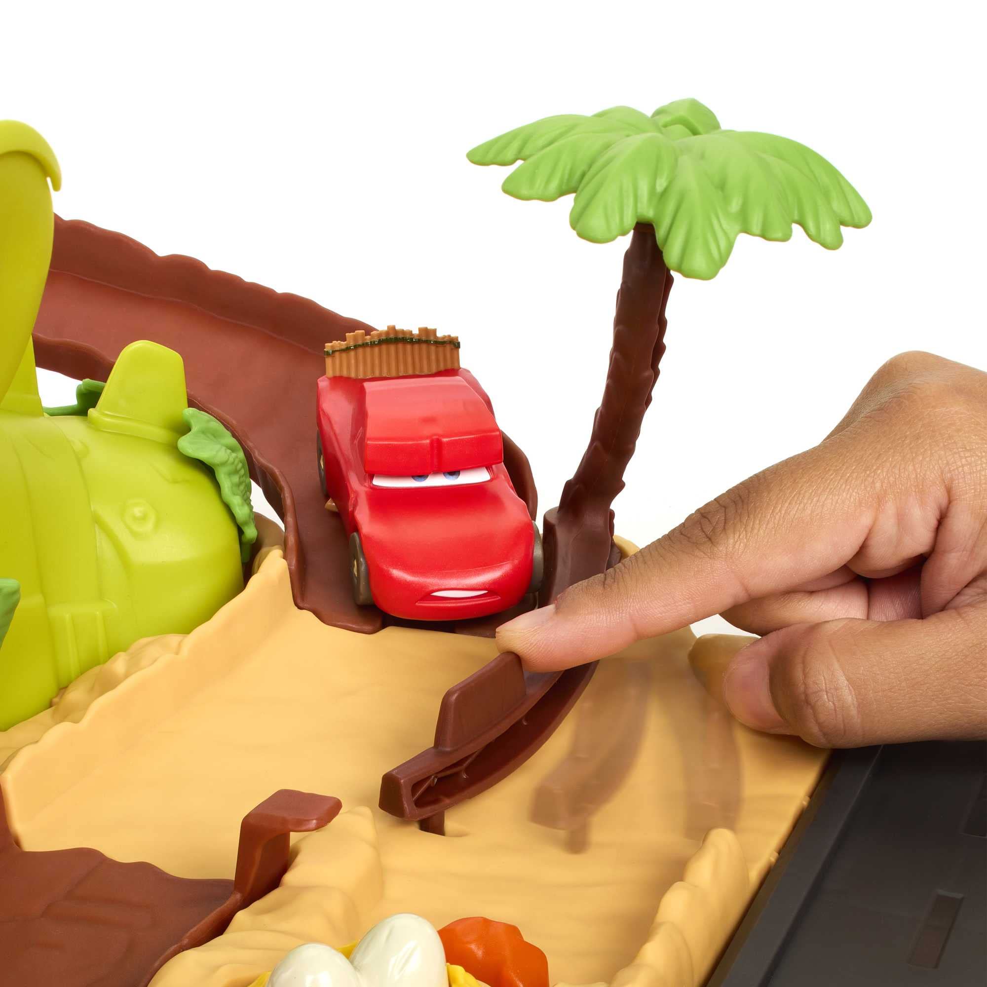 Mattel Disney Pixar Cars On The Road - Set Parco dei Dinosauri, playset con macchinina Saetta McQueen, un dinosauro e azione attivabile, giocattolo per bambini, 4+ anni, HNL99