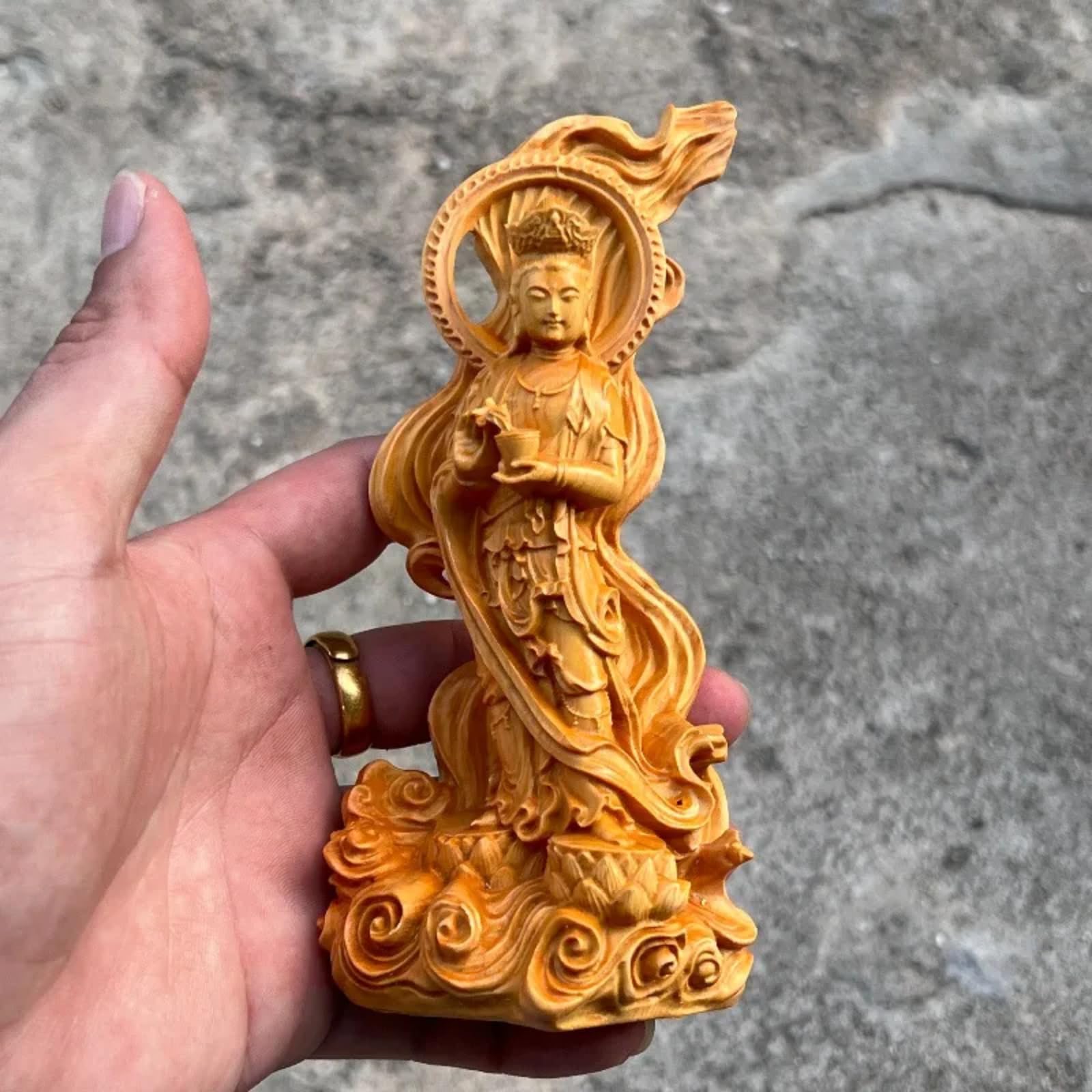 Statue Guanyin en bois authentique, le cadeau spirituel et Feng Shui pour vos proches