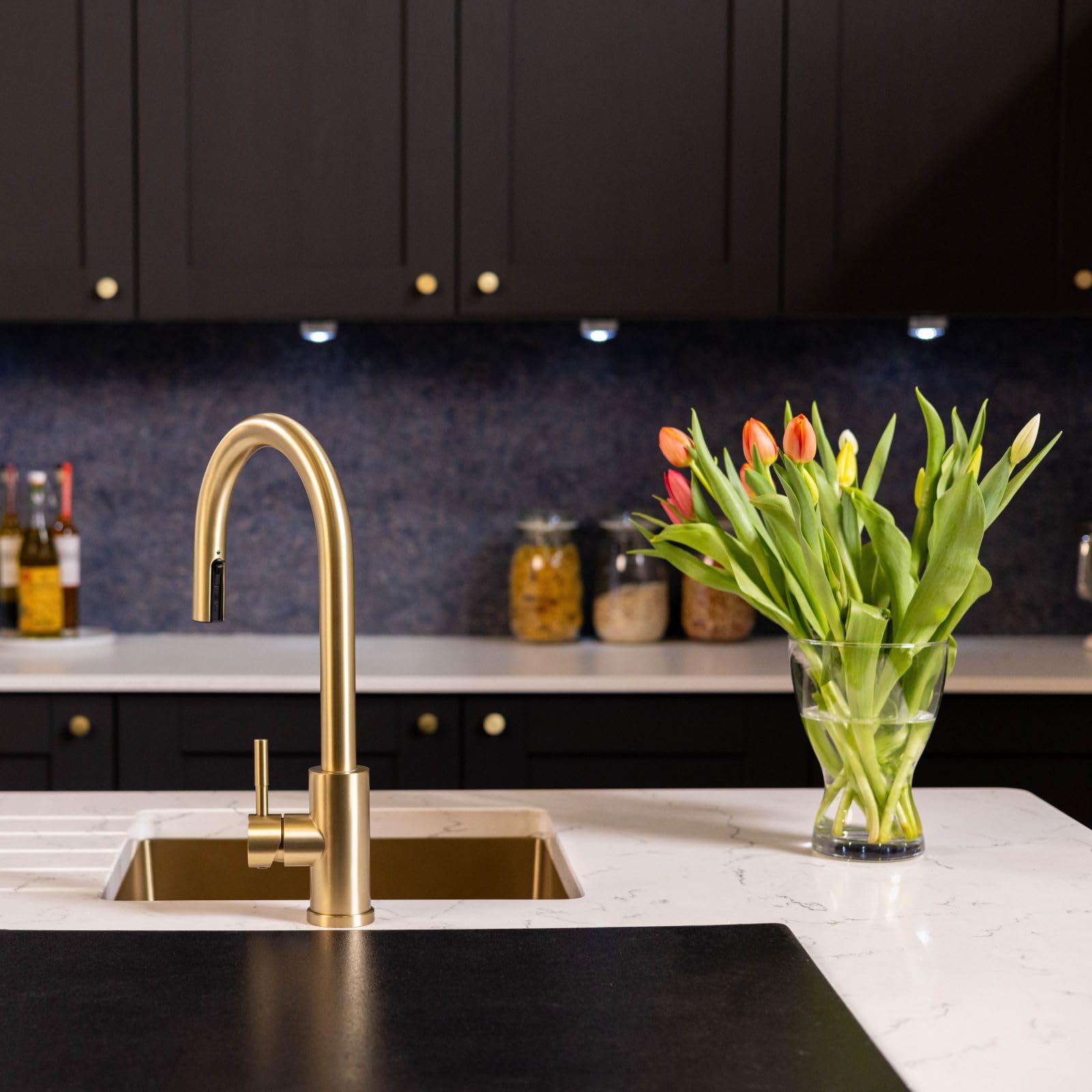 Flode Brushed Brass Dölja Kitchen Sink Mixer With Concealed Pull Out Hose And Spray Head (Brushed Brass)