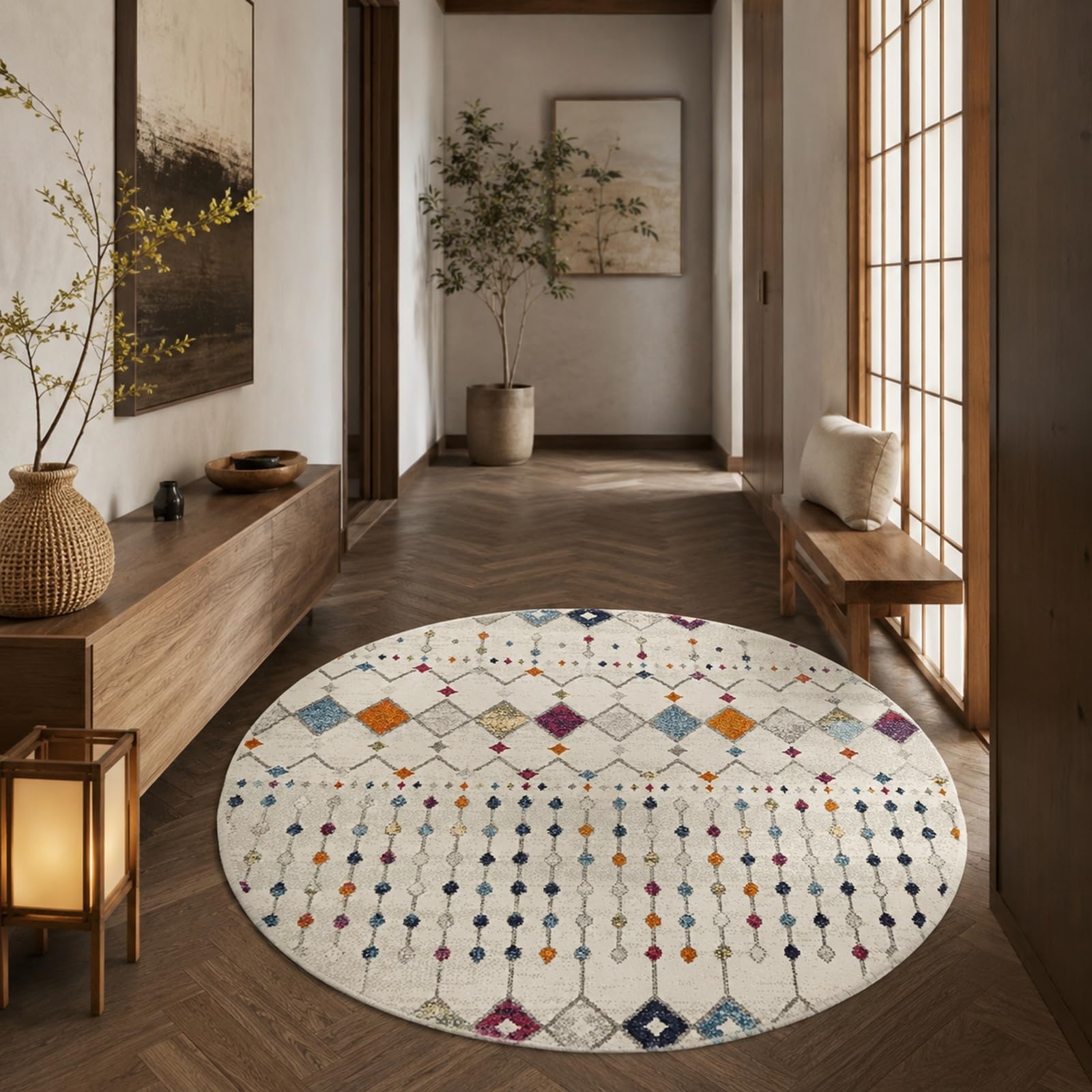 Tapis rond géométrique pour dynamiser un salon sombre avec des touches orange et rouge