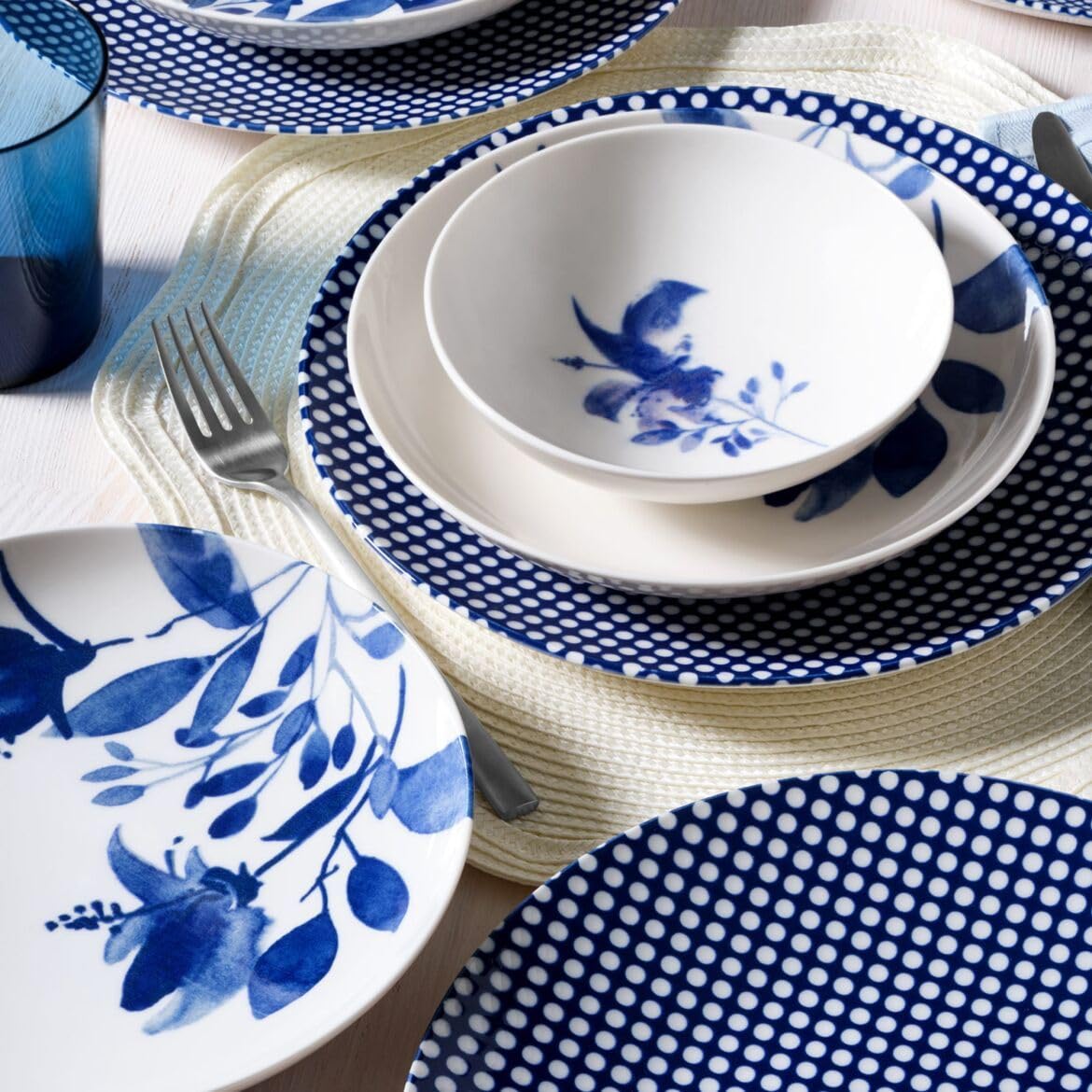 Elegancki 14-częściowy serwis obiadowy, 100% porcelana, niebieski i biały | w zestawie talerze do serwowania, talerze deserowe i talerze do serwowania | można myć w zmywarce i używać w kuchence