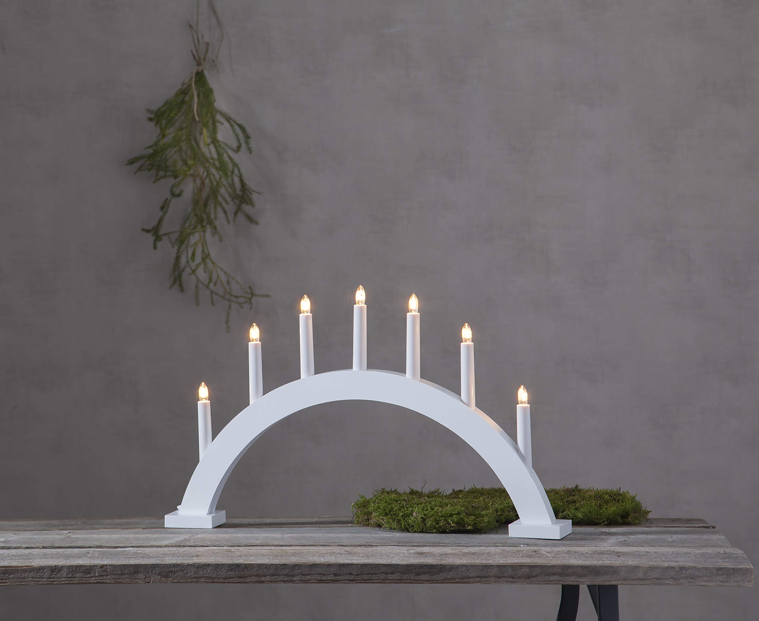Fensterleuchter Trapp von Star Trading, Kerzenständer mit 7 Glühbirnen E10 warmweiß, Weihnachtsdeko aus Holz in Weiß, Kabelschalter, Länge: 57 cm