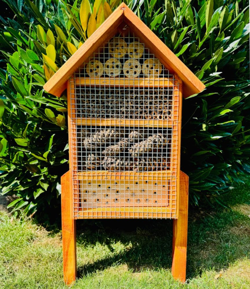 massives handgefertigtes L Insektenhotel aus Holz I 52 x 28 x 12 cm (HxBxT) mit Ständer Höhe 72 cm I Wildbienen Nisthilfe I Bienenhotel I Insektenhaus I wetterfest I lasiert in Braun
