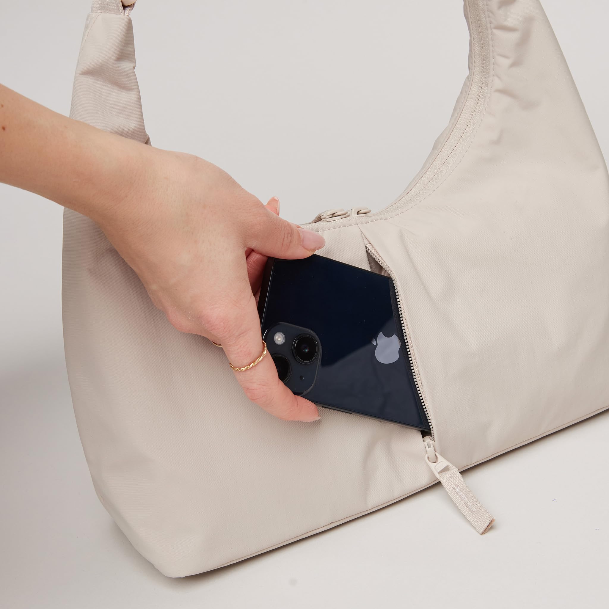 GOT BAG borsa a tracolla T-SHAPE BAG LARGE | Borsetta con scomparto per laptop da 16” in nylon riciclato