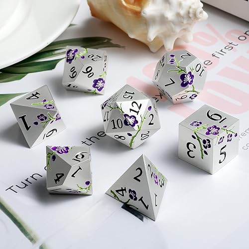 Miniatura 3 de DNDND - Juego de 7 dados metálicos metálicos pesados con estuche de regalo para juego de mesa de Calabozos y Dragones (plata mate con flor morada)
