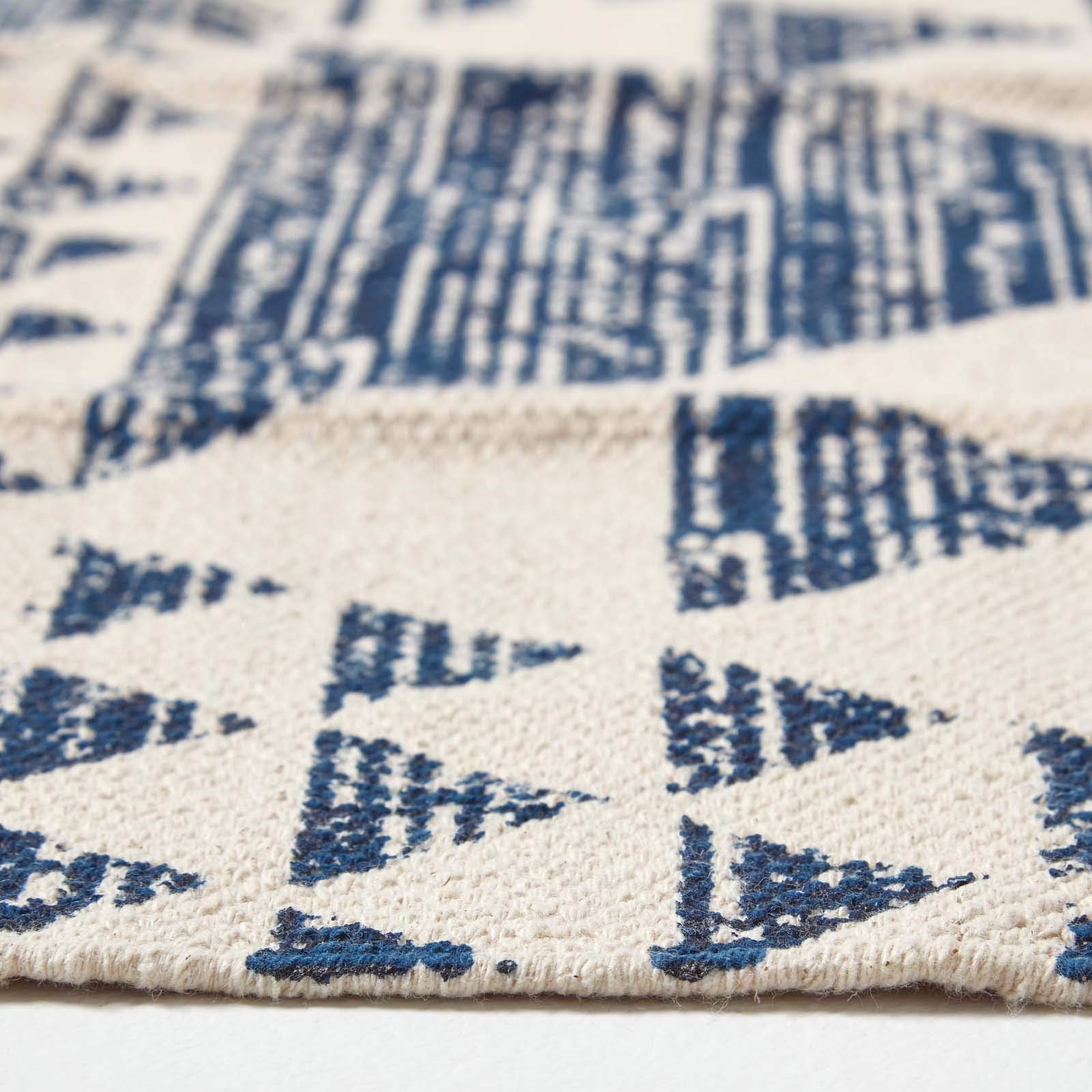 HOMESCAPES - Tapis en Coton à imprimé géométrique Bleu, Fabrication Artisanale - Delphi - 66 x 200 cm