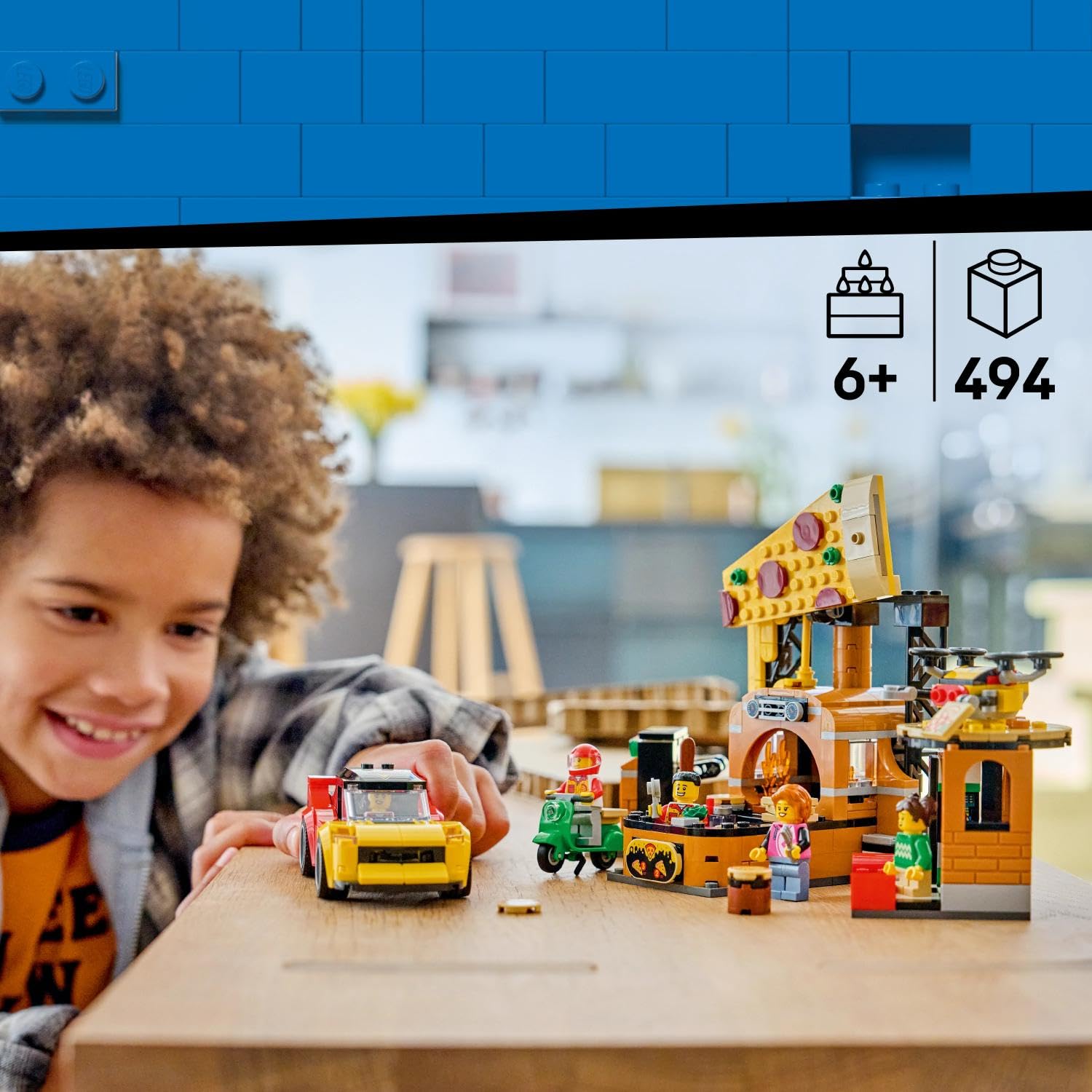 LEGO City La Pizzeria et Ses Véhicules de Livraison - Jeu de Construction - Jouet Voiture, Scooter, Drone, Borne d’Arcade & 4 Minifigurines - Idée de Cadeau d'anniversaire pour Garçon dès 6 Ans 60496