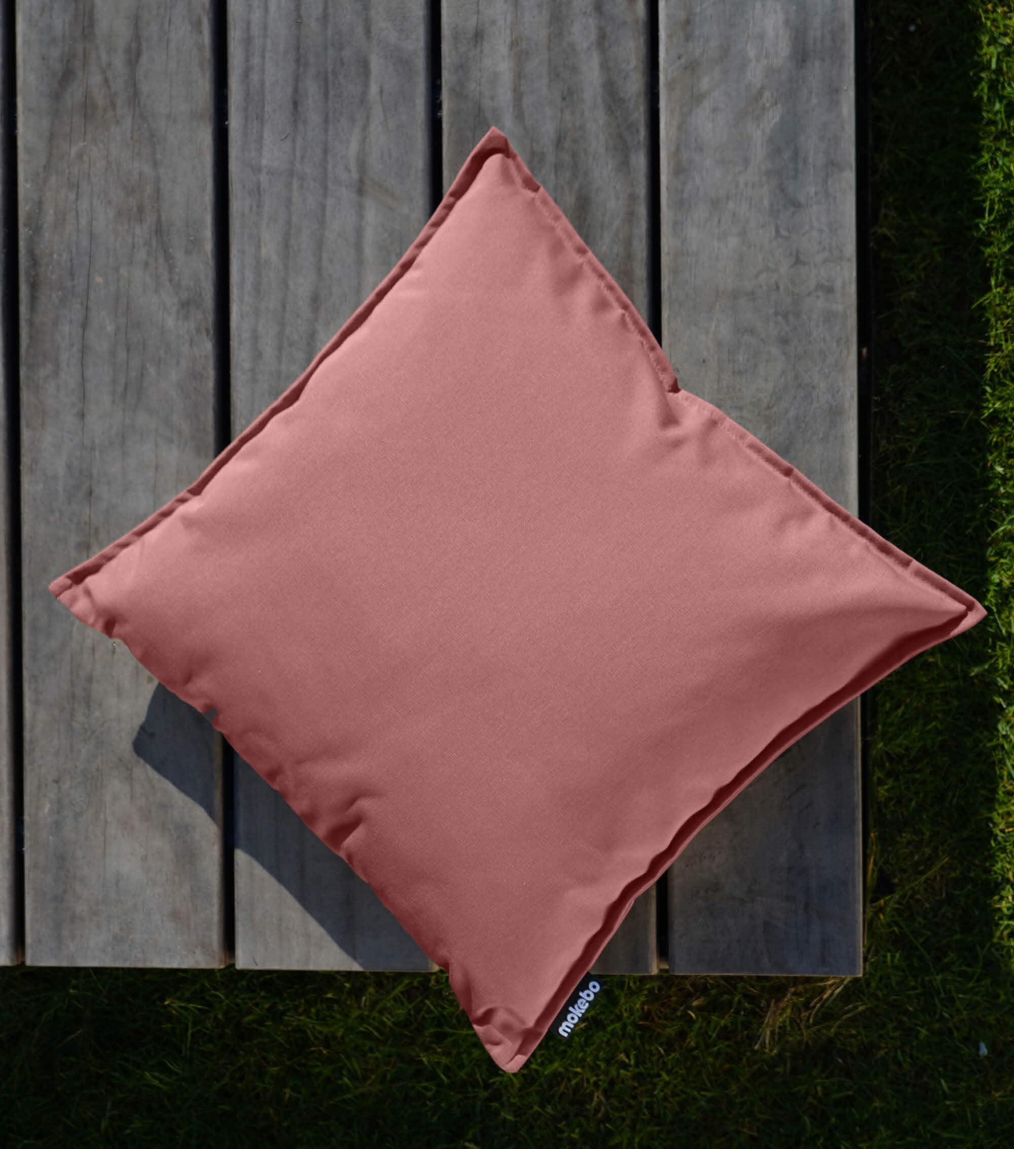 mokebo® Outdoor Kissen 'Die Auszeit' 2er-Set, (45x45cm) Terrassendeko, Sofakissen oder Kissen für Balkon, Terasse oder Garten, Dekokissen Bezug aus feinem Outdoorstoff in Koralle