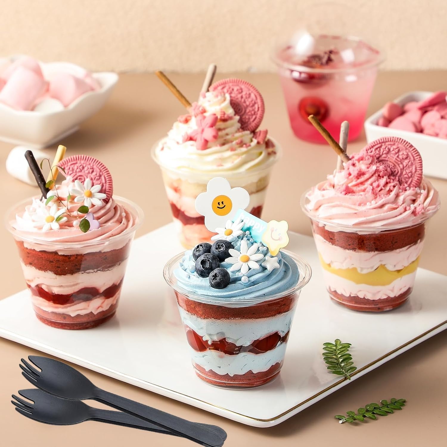 LATERN 50 Pezzi Bicchieri da Dessert in Plastica con Coperchi a Cupola, 270ml Rotonde Tazze da Dessert Coppa Trasparente per Antipasti Parfait Ciotola da Portata Riutilizzabile con Forchette