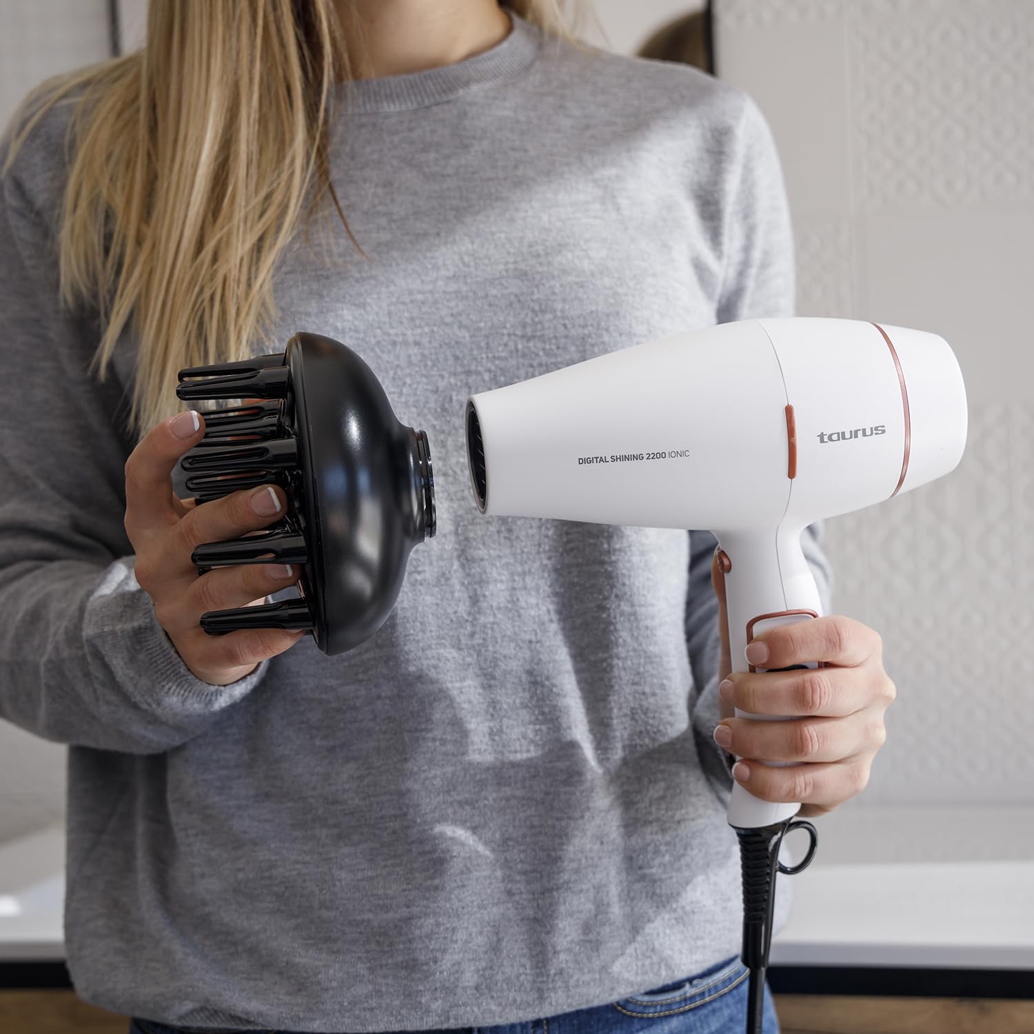 Taurus Secador de Pelo Digital Shining 2200 Ionic, 2200W | Iónico, Cabello Sin Encrespamiento | 3 temperaturas, 2 velocidades | 3 accesorios incluidos | Gancho para colgar | Golpe de Aire Frío Blanco
