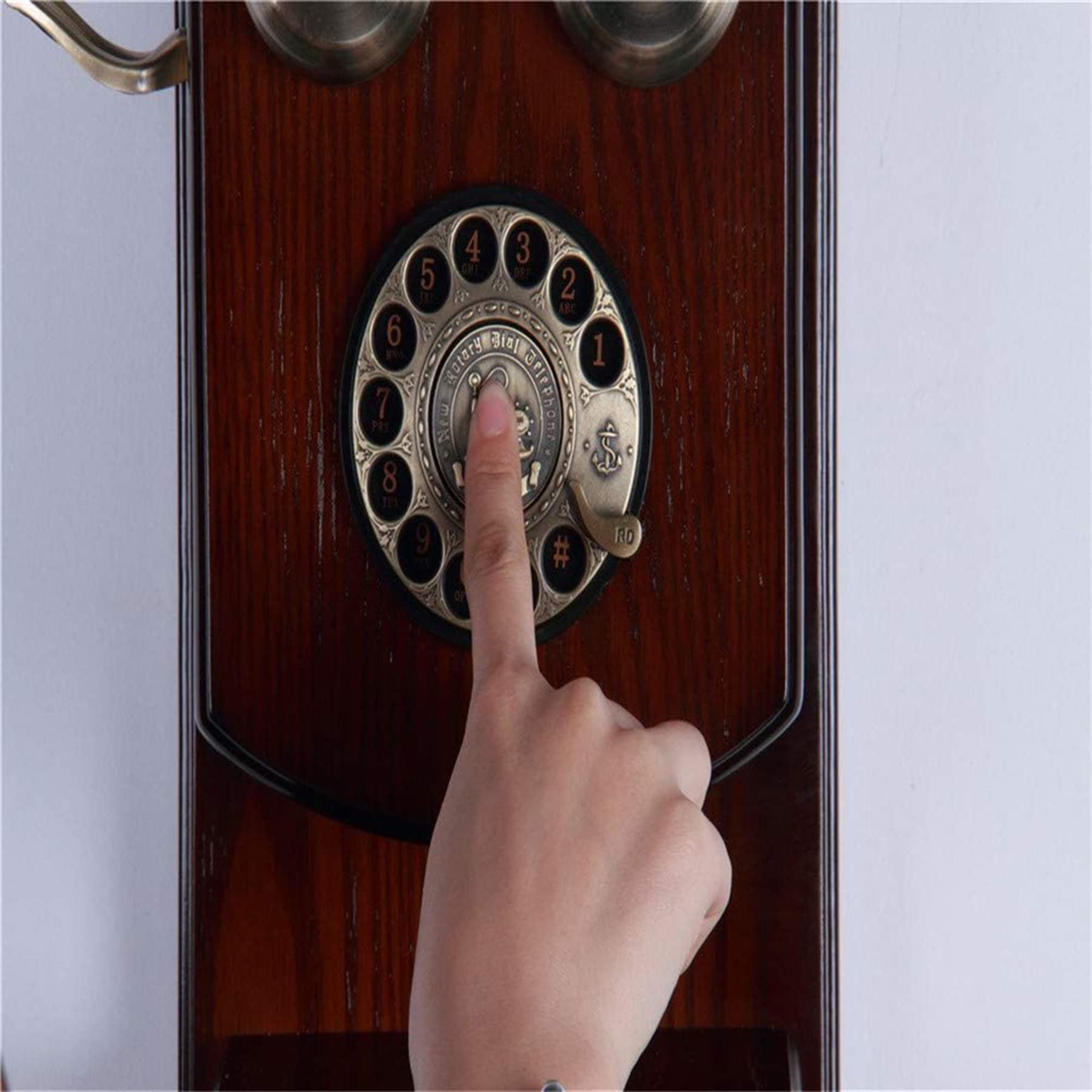 Vintage telefon z tarczą obrotową - staromodny antyczny styl telefon domowy montowany na ścianie mechaniczny
