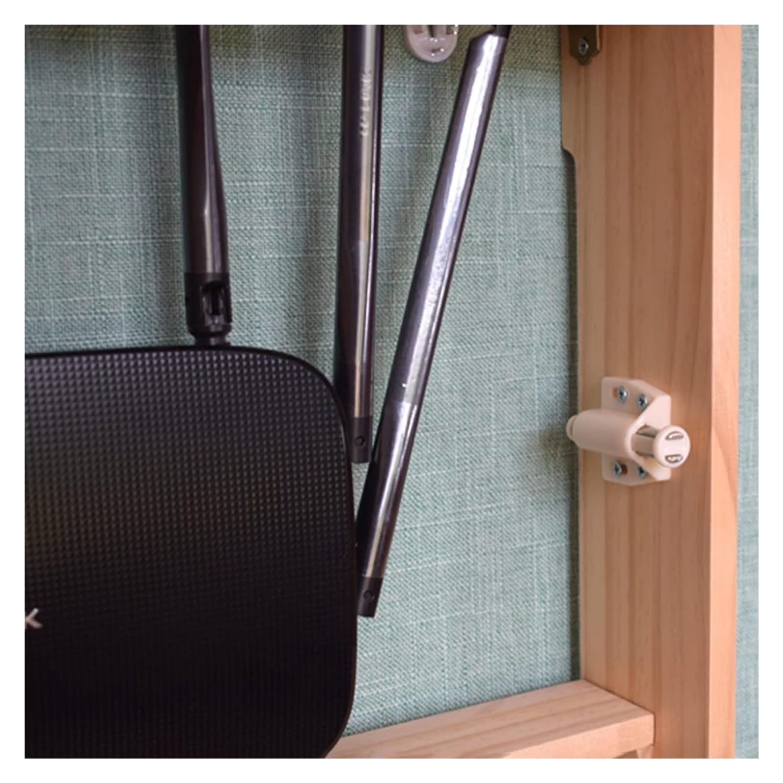 Półka na router WiFi – drewniane pudełko do przechowywania na ścianie z dekoracyjnymi płotami do domu i biura