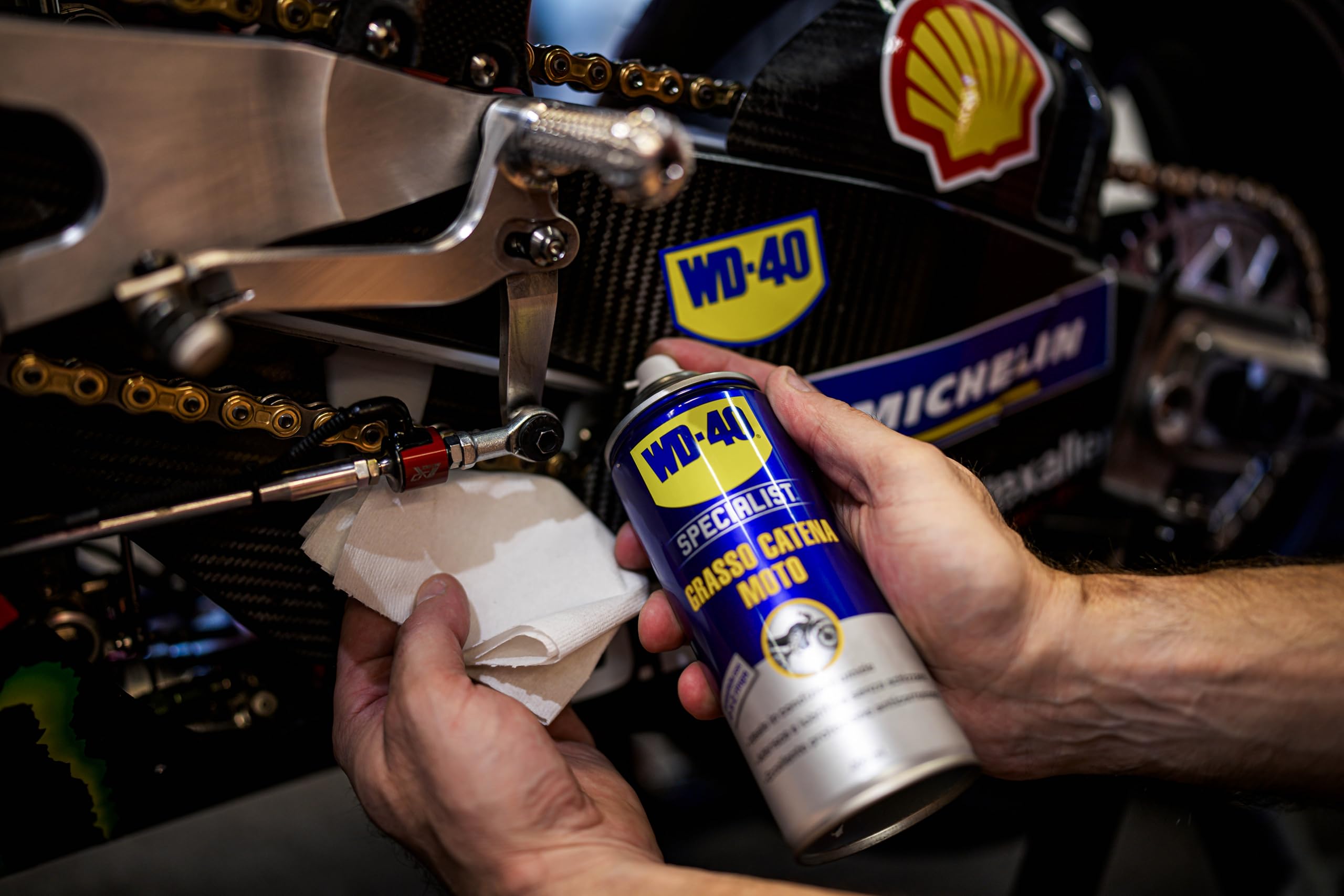 WD-40 Specialist Kit Manutenzione Moto Professionale 5 Prodotti con Detergente 500 ml, Pulitore Freni 500 ml e Catena 400 ml, Grasso Catena 400 ml, Lucidante silicone 400 ml, Spazzola Panno Microfibra