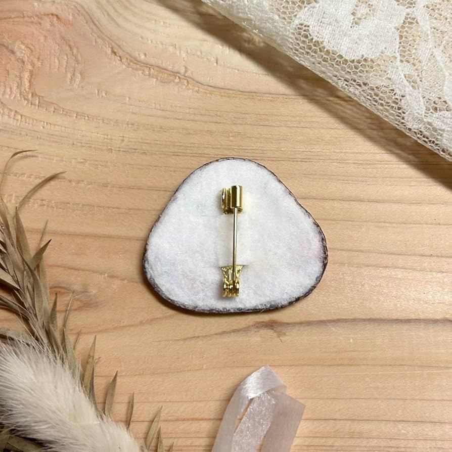 Amazon.co.jp: 白文鳥 と 梅の花 手刺繍 鳥ブローチ : ファッション