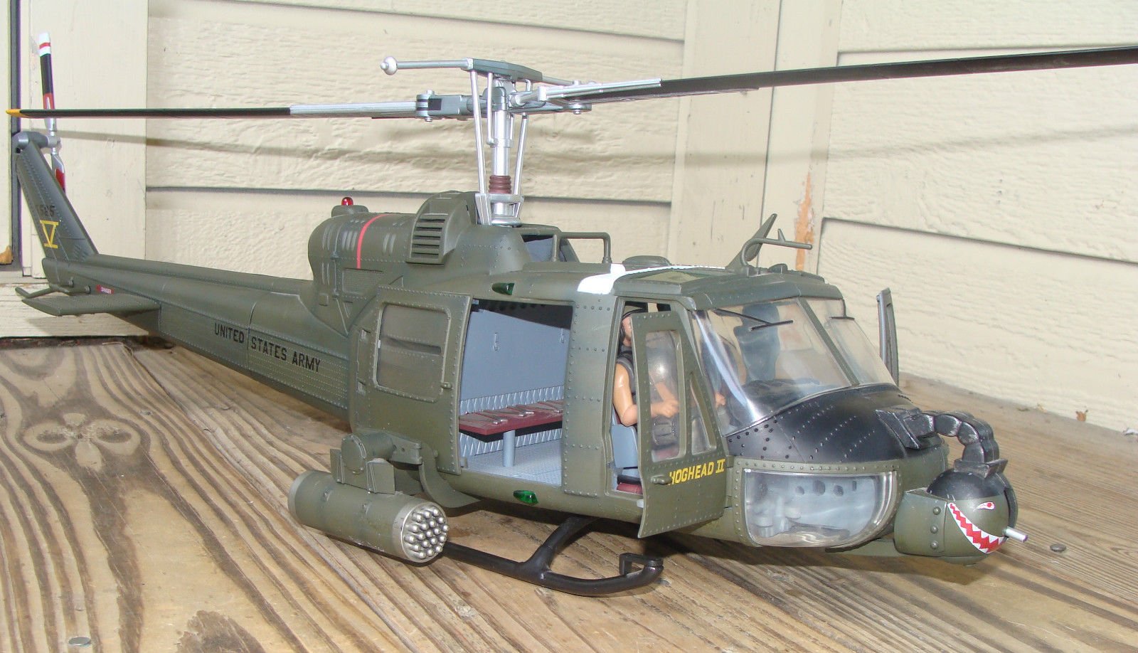Amazon | Ultimate Soldier XD Xtreme Detail UH-1C ヘリコプター