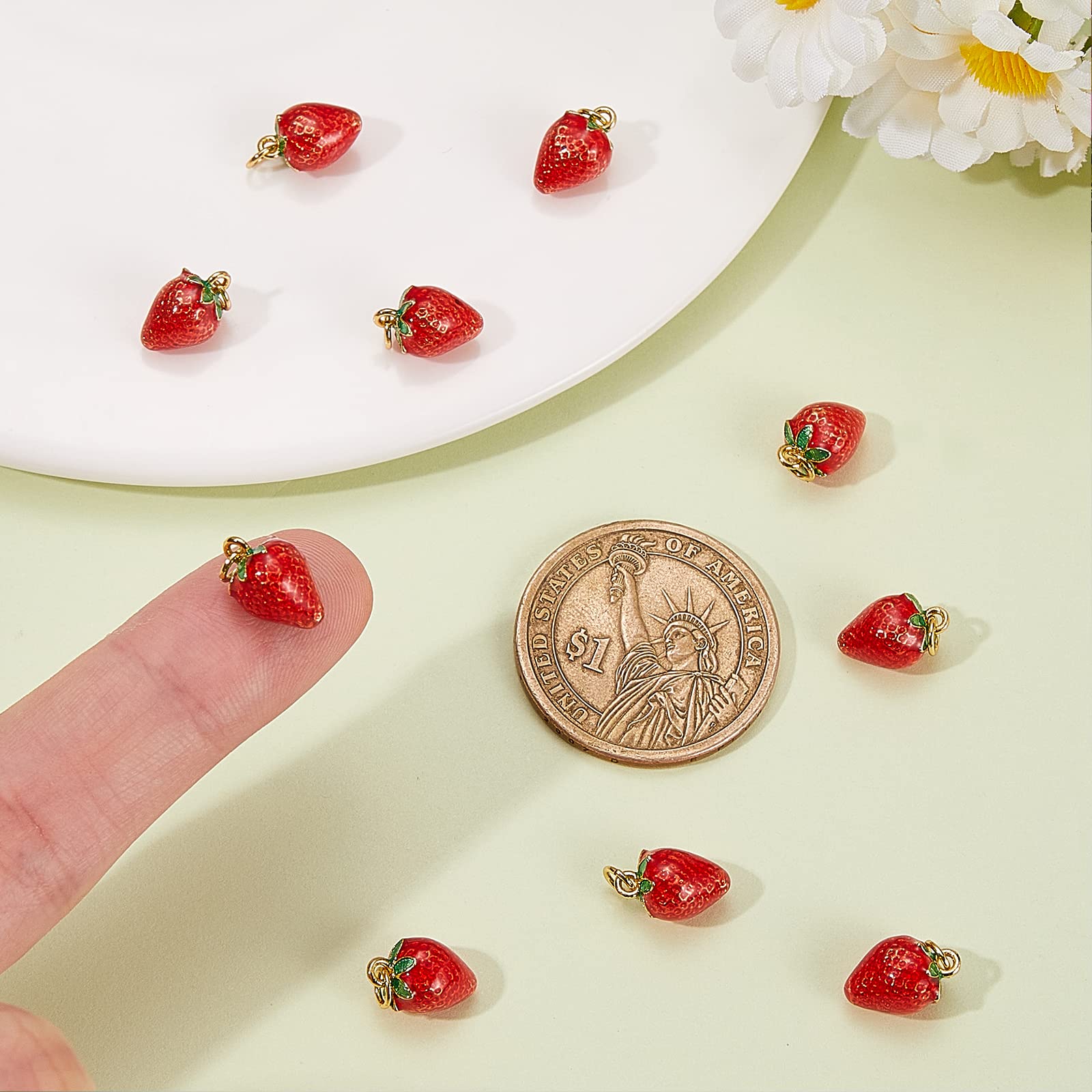 KitBeads Erdbeer-Anhänger aus Titan, Rot, Emaille, niedliche Lebensmittel, 3D-Obst-Anhänger, Sommer, 18 Karat vergoldet, für Schmuckherstellung, 5 Stück
