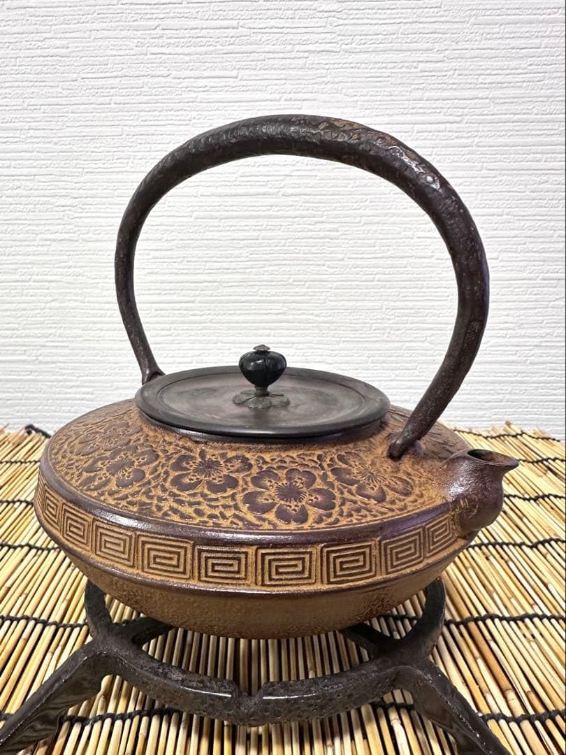 未使用、木箱、栞付　菊池保寿堂造 丸平形　総桜文様　一級品　南部鉄瓶 Amazon.co.jp: 木箱栞付 菊池保寿堂造 丸平形 総桜文様 一級品 南部