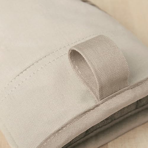 Miniatura 4 de KitchenAid Beacon - Juego de guantes de horno antideslizantes de dos tonos, batidobeige, 5.75 x 13 pulgadas, 2 piezas