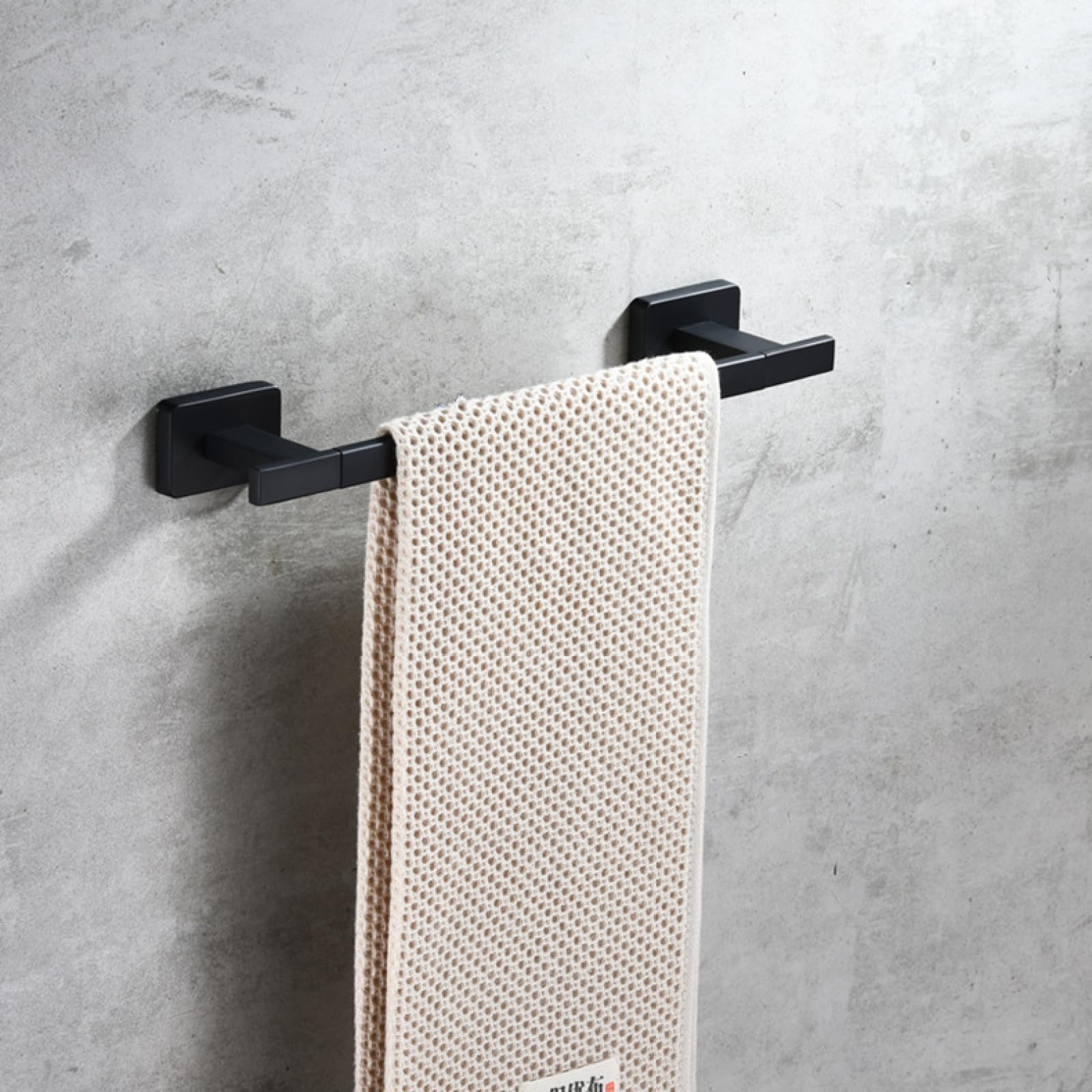 Juego de accesorios de baño con barra perforada para solucionar la falta de espacio