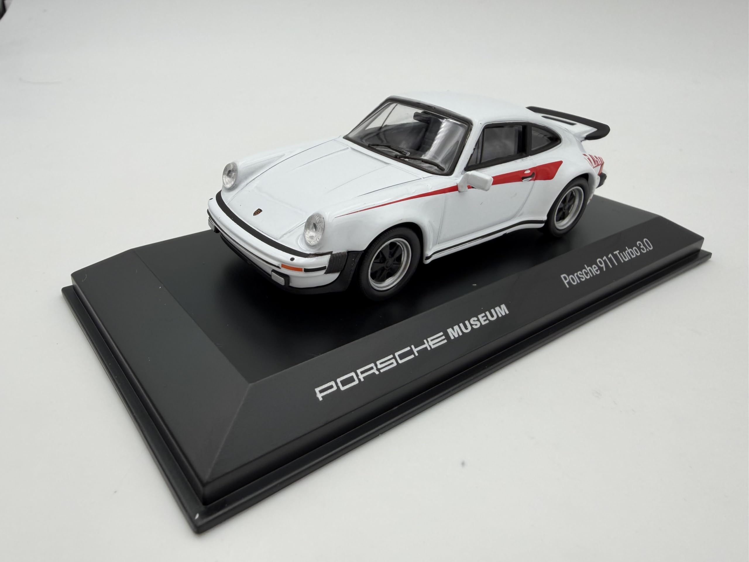 Porsche 911 (930) Turbo 3.0 Model Car 1:43, White - Detailed