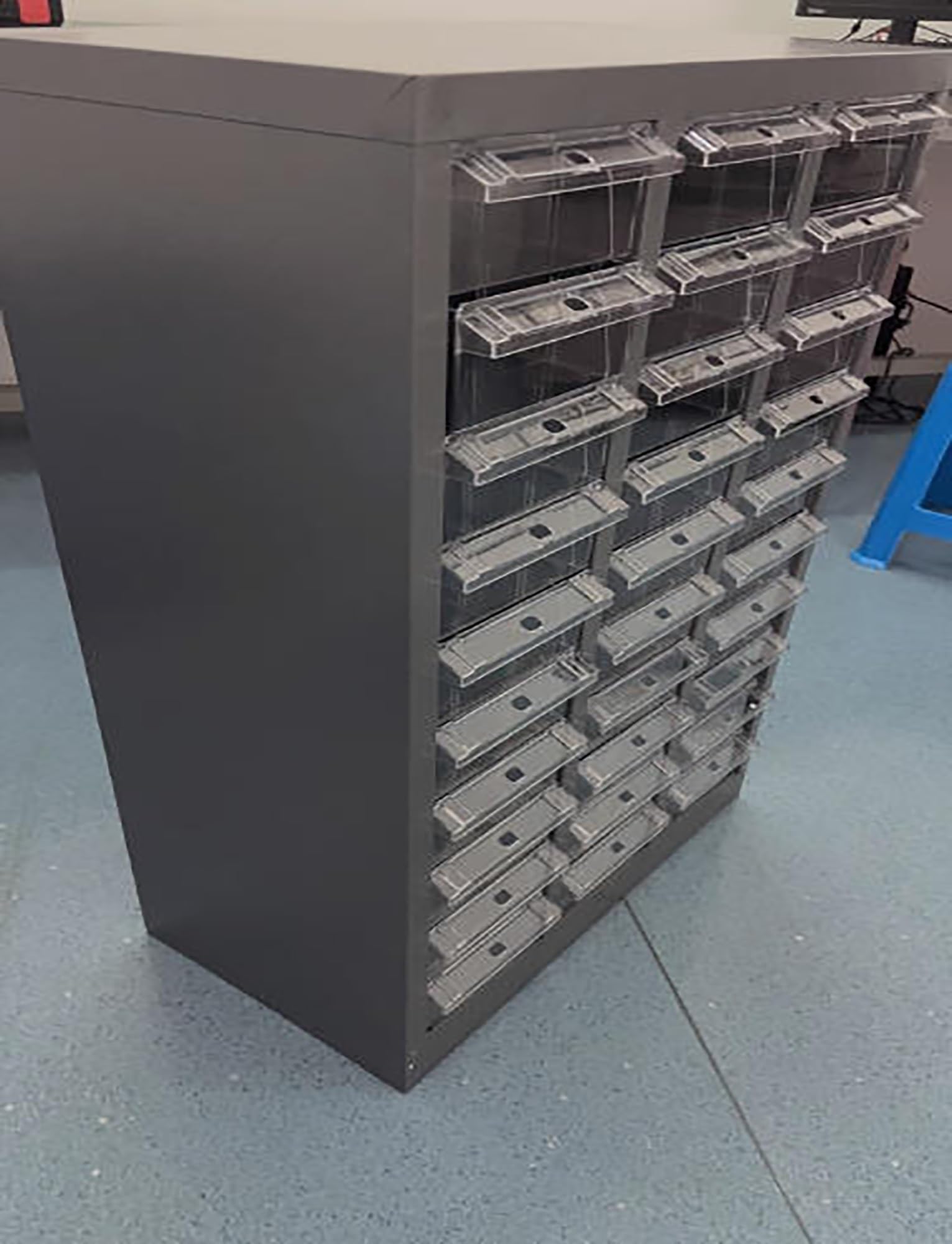 Armadietto multi-cassetto con anta, organizer impilabile per parti di officina e componenti elettronici