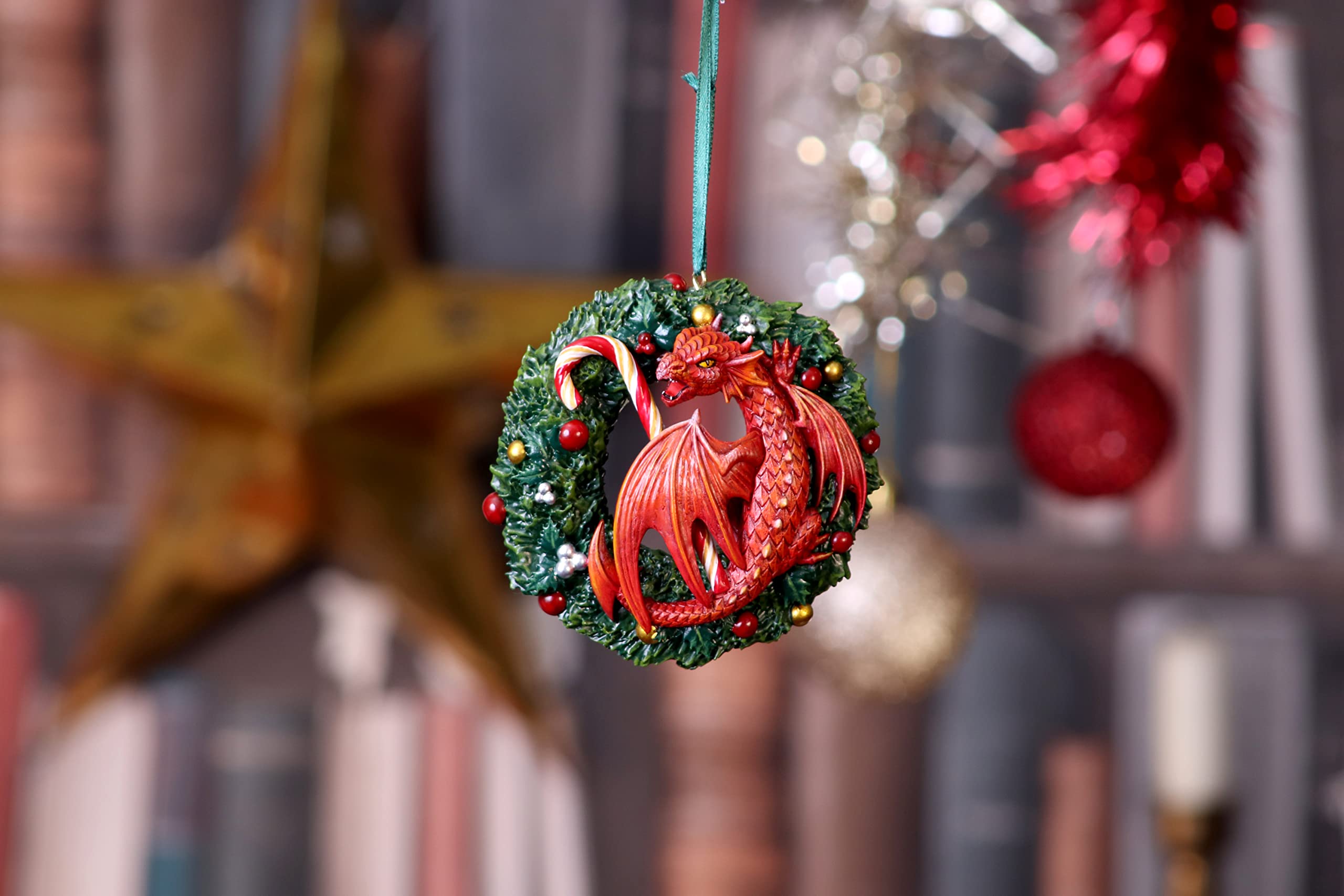 Nemesis Now Anne Stokes Zoete Tand Draak Opknoping Ornament 9 cm, Hars, Rood, Anne Stokes Merchandise, Zoete Tand Draak Opknoping Kerstdecoratie, Gegoten in de fijnste Hars, Deskundig Handgeschilderd