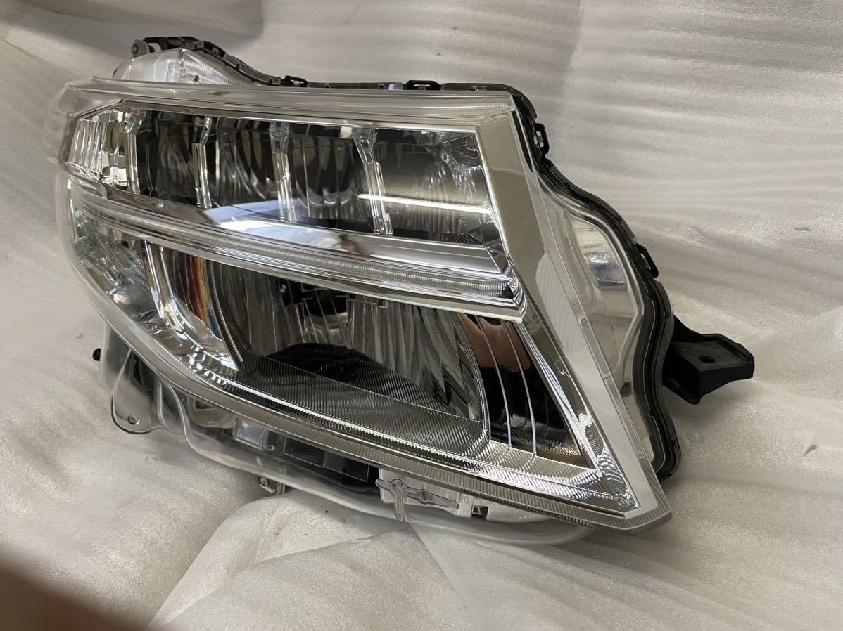 TOYOTA ルーミー 右ヘッドライト STANLEY W3918 トヨタ ルーミー