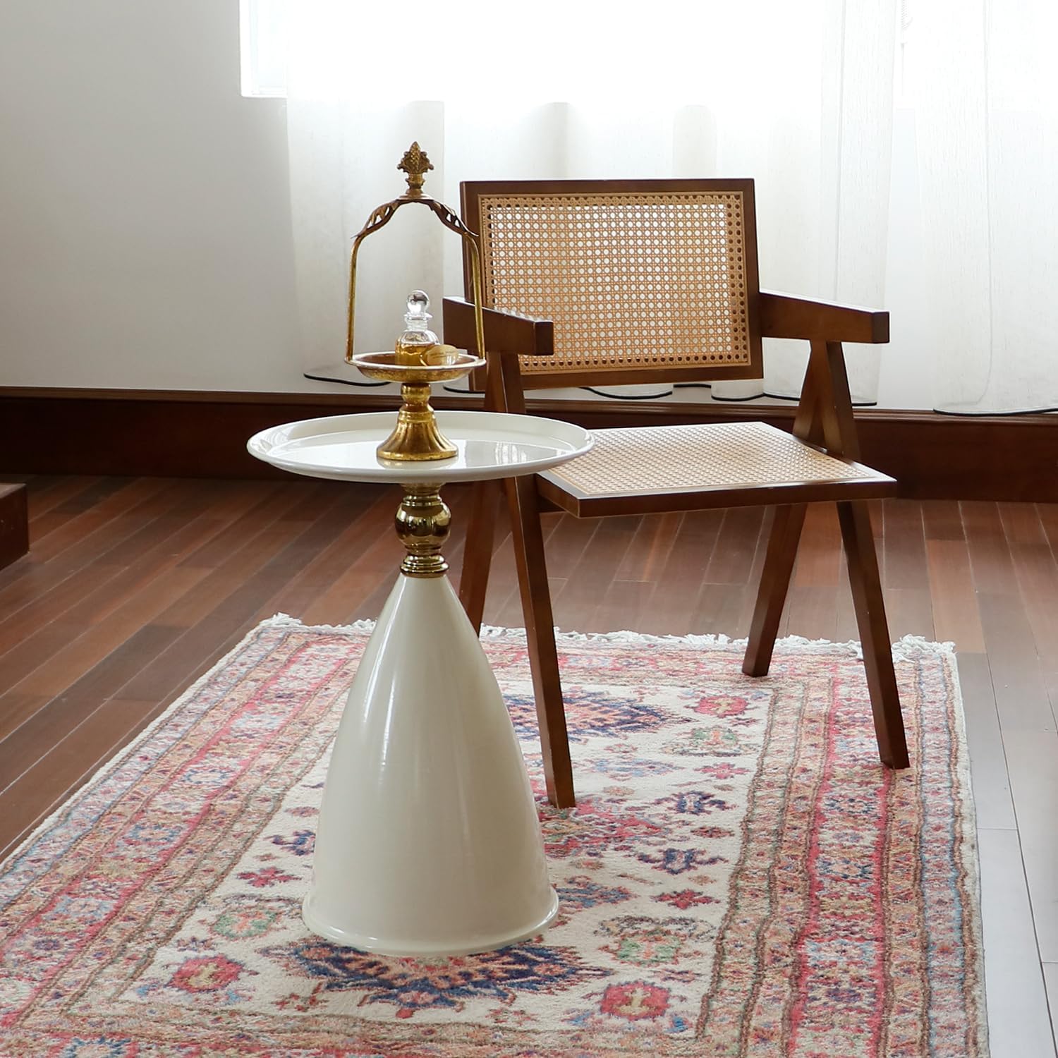 Small Round Side Table for Small Spaces, White Pedestal Modern Couch End Table for Living Room, Unique Accent Sofa Drink Table Metal Martini Table for Recliner, Bedroom