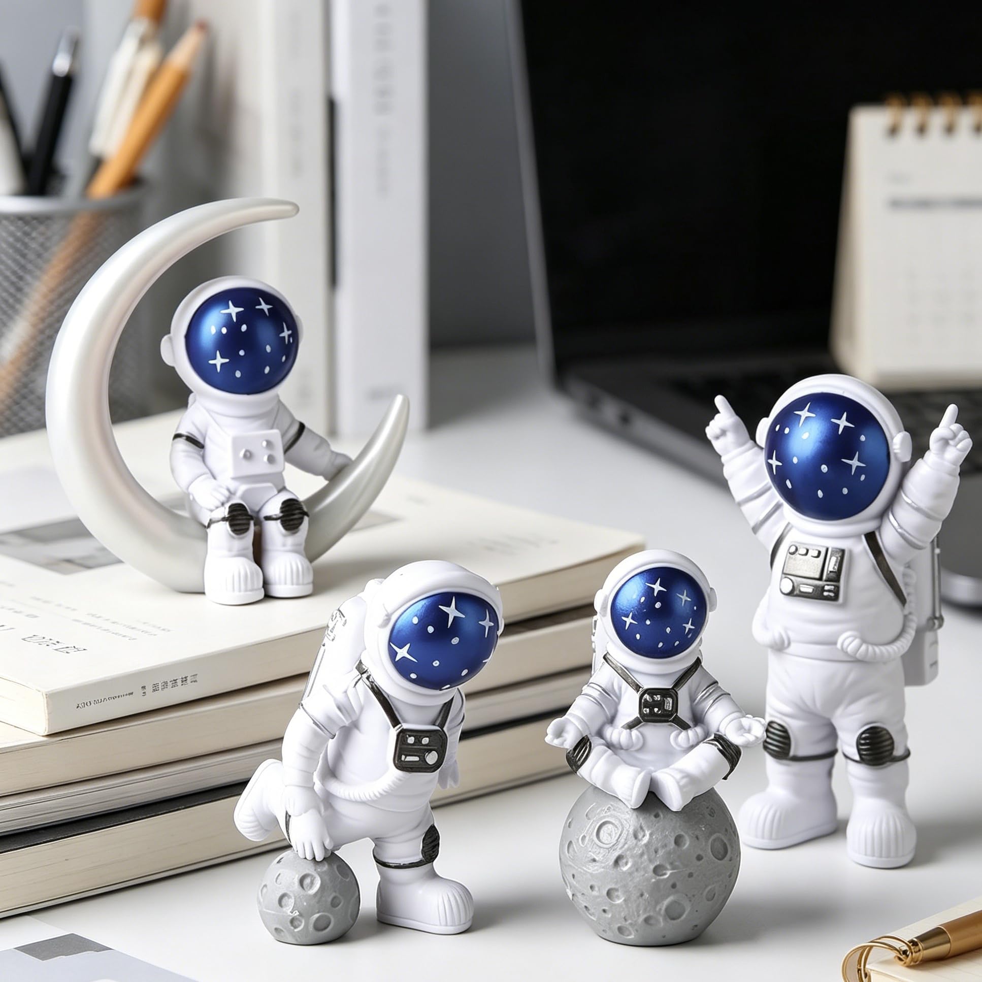 Set di 4 statue di astronauta blu e bianco, scultura astronauta spaziale, decorazione a tema spaziale, decorazione per cameretta dei bambini