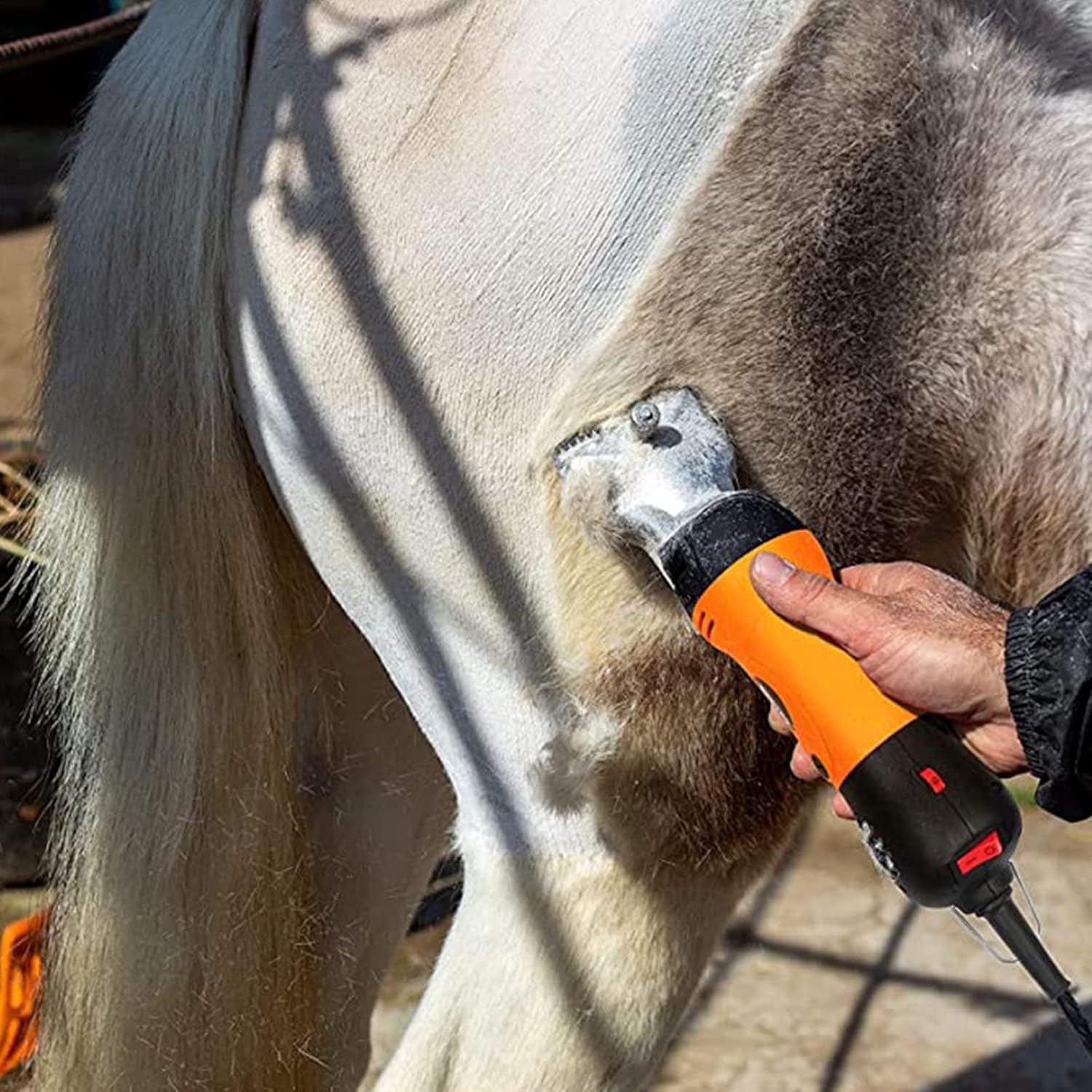 Professional Electric Horse Hair Clipper 690W & 6 Speeds Adjustable Electric Equine Shears with Tool Box Hair Grooming Trimmer for Horse Goat Pony Cattle (Green 110V)