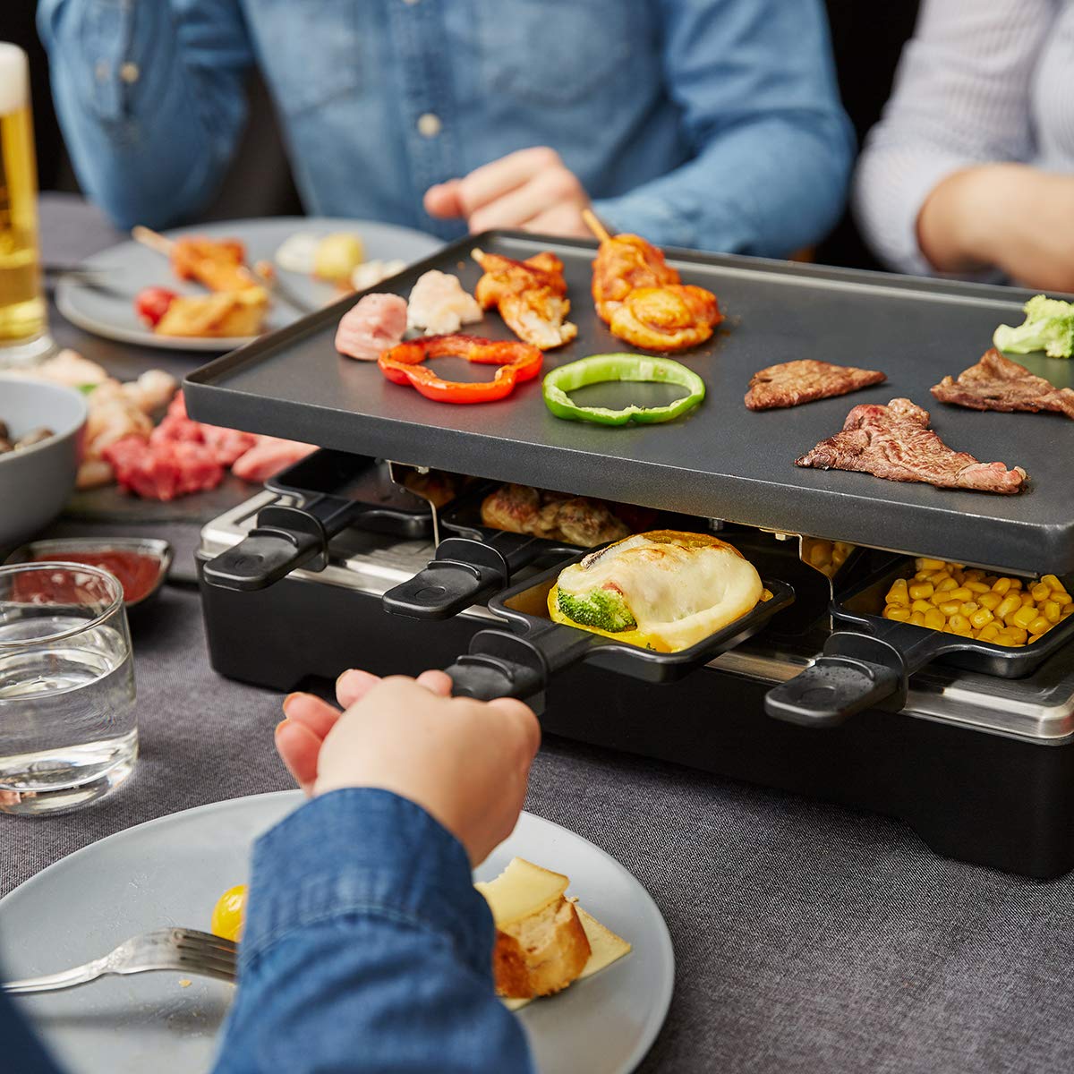 Cloer 6446 Raclette gril avec plaque en aluminium moulé sous pression - utilisable des deux côtés, 8 poêles à raclette à revêtement antiadhésif avec poignées calorifugées, 1200 W, noir