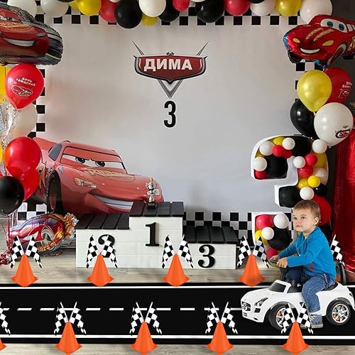 Miniatura 9 de Suministros para fiestas de autos de carreras, 12 conos de tráfico con agujeros en la parte superior, 24 banderas a cuadros, mantel de fiesta de