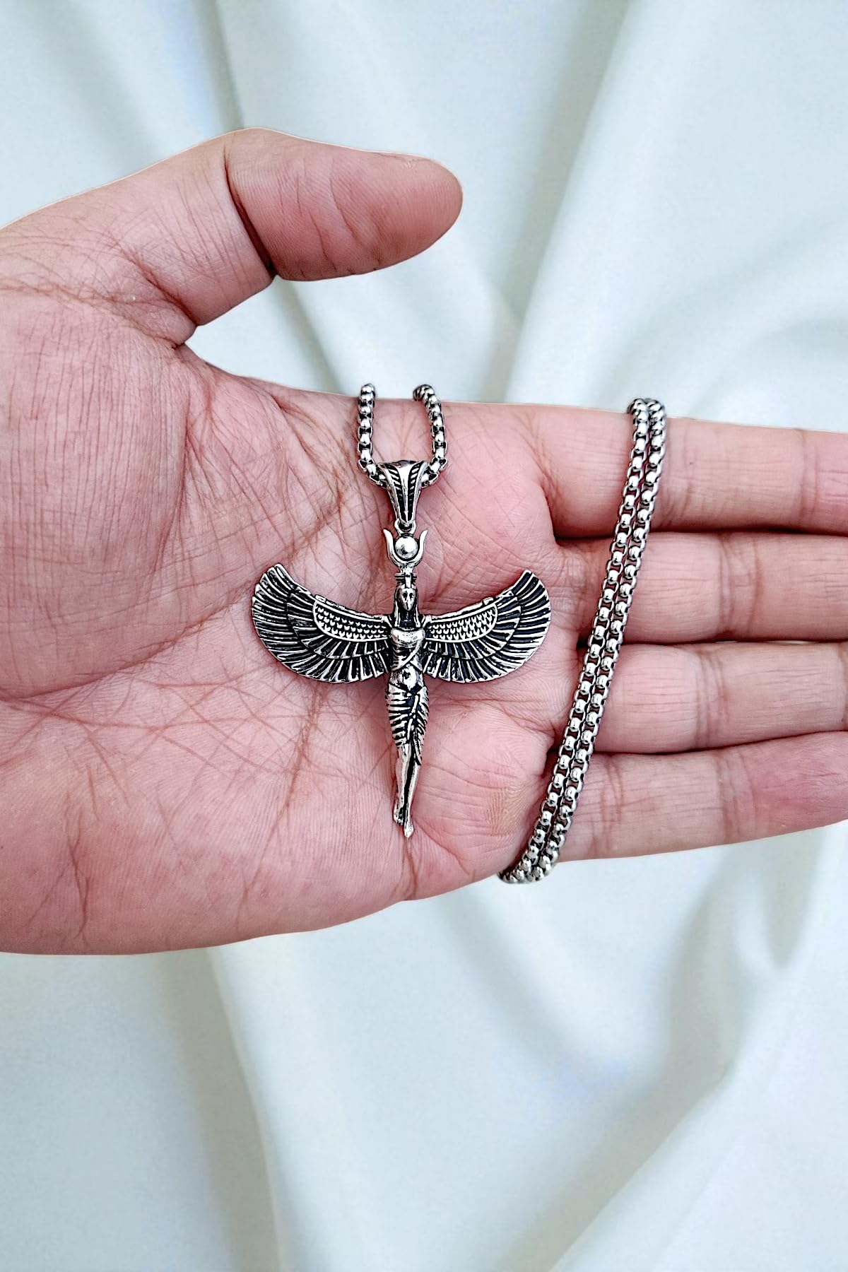 Erkek Antik Mısırın Yaşam ve Sağlık Tanrıçası Isis Figürlü K-147 Paslanmaz Kromix Çelik Gümüş Kaplama Kolye Madalyon