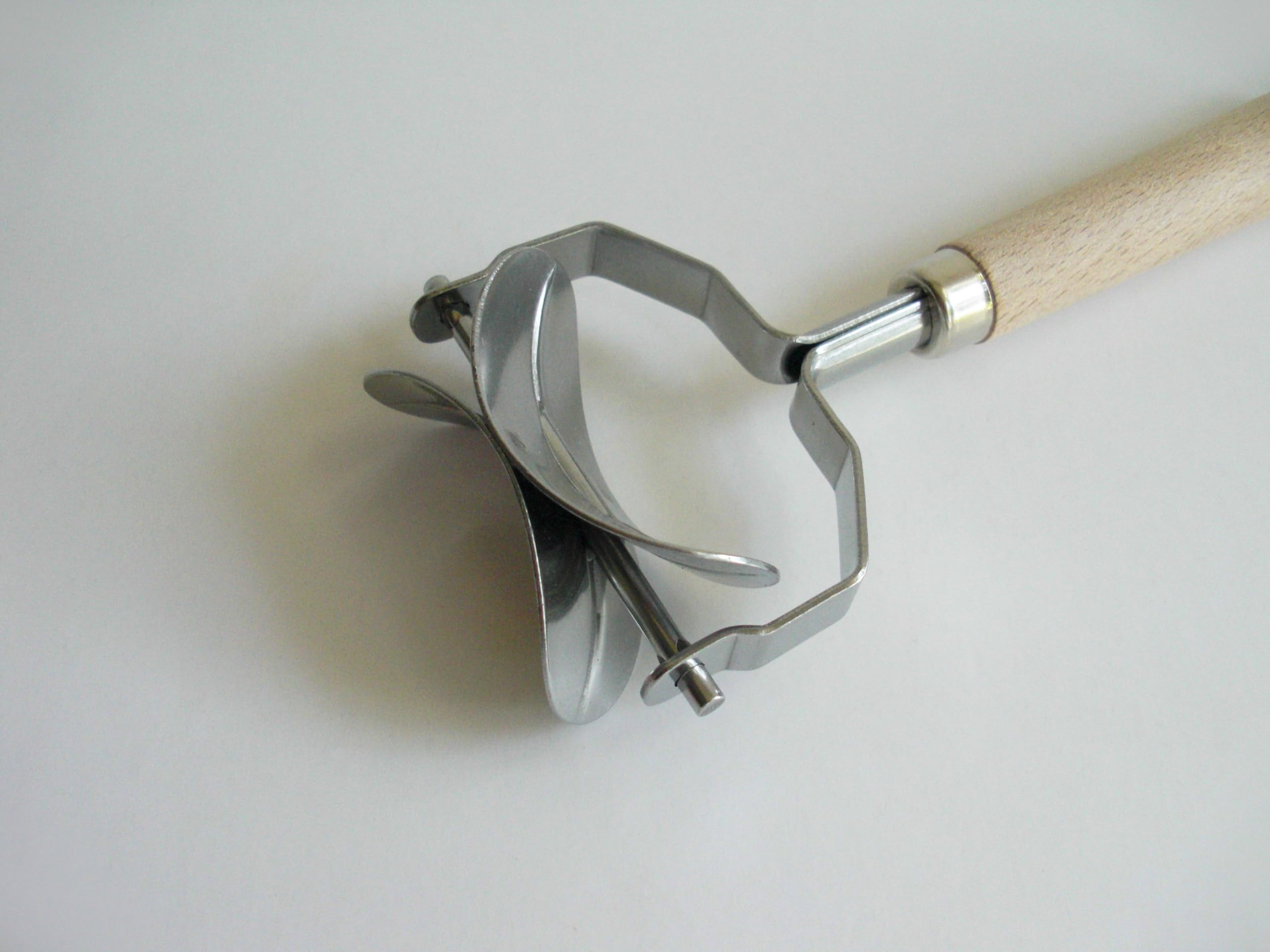 Tredoni 5.3cm Tortelli Round Ravioli Pasta/Dough Stamp Cutter Roller - Smooth Edge (Oval), Silver, Natural Wood - Image 3