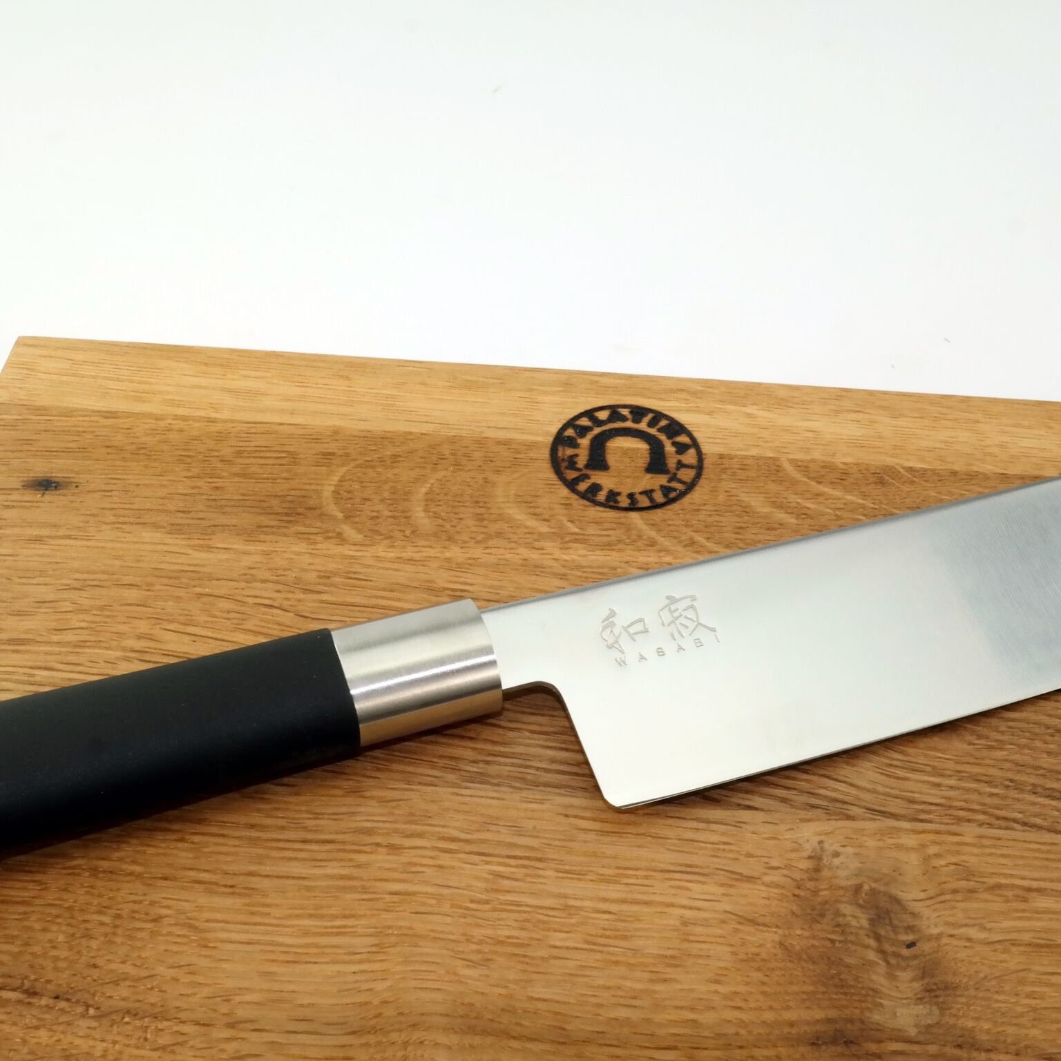 KAI Wasabi Black Geschenkset Nakiri Messer Japanisches Küchenmesser ultrascharf mit Eiche Schneidebrett 30x20 cm – Gemüsemesser Set für Hobbyköche & Küche