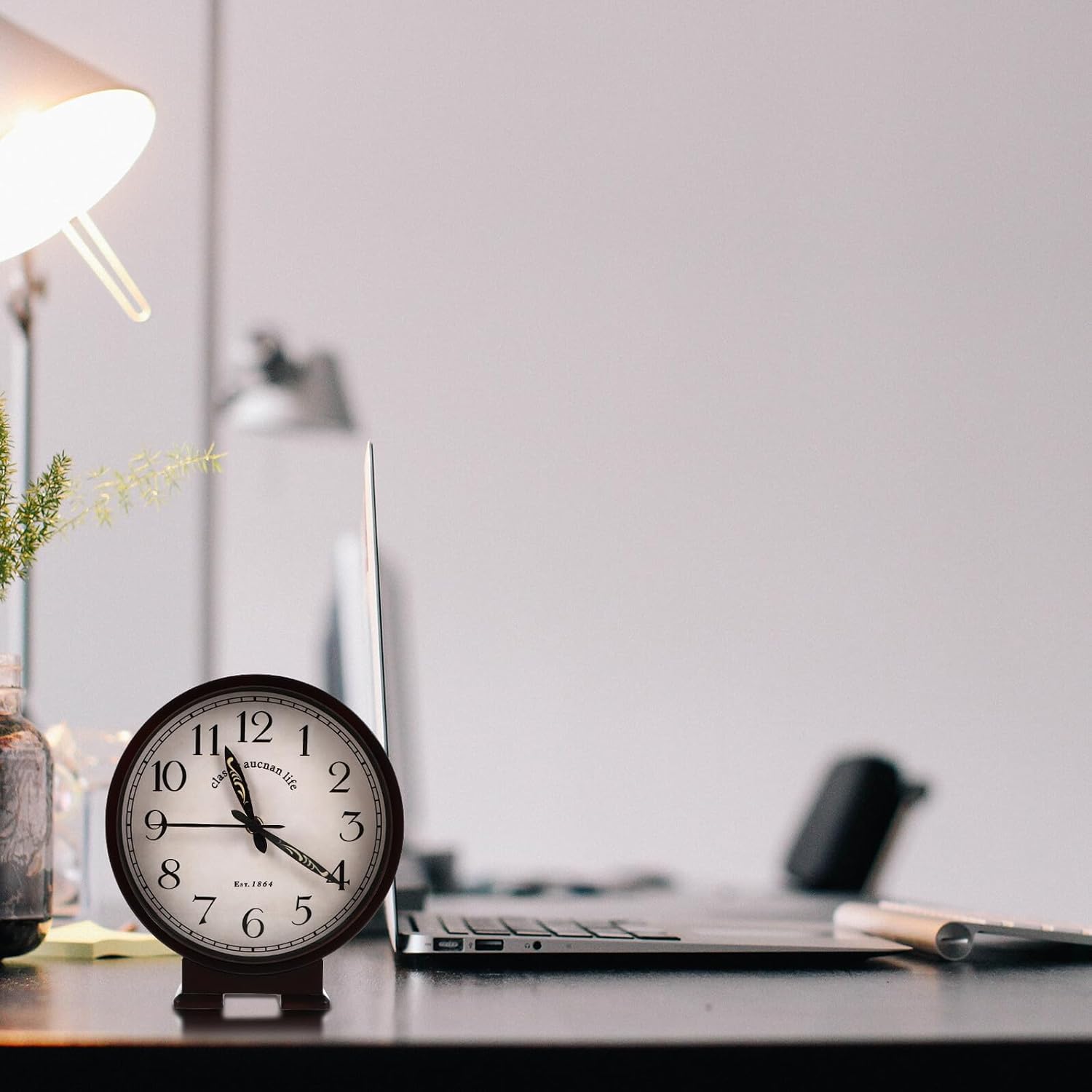 BESPORTBLE Retro 10-inch Mute Table Clock with Nostalgic Number Dial and Patterned Hands, Silent Desktop Decor for Bedroom and Living Room, Vintage Bedside Clock Without Battery