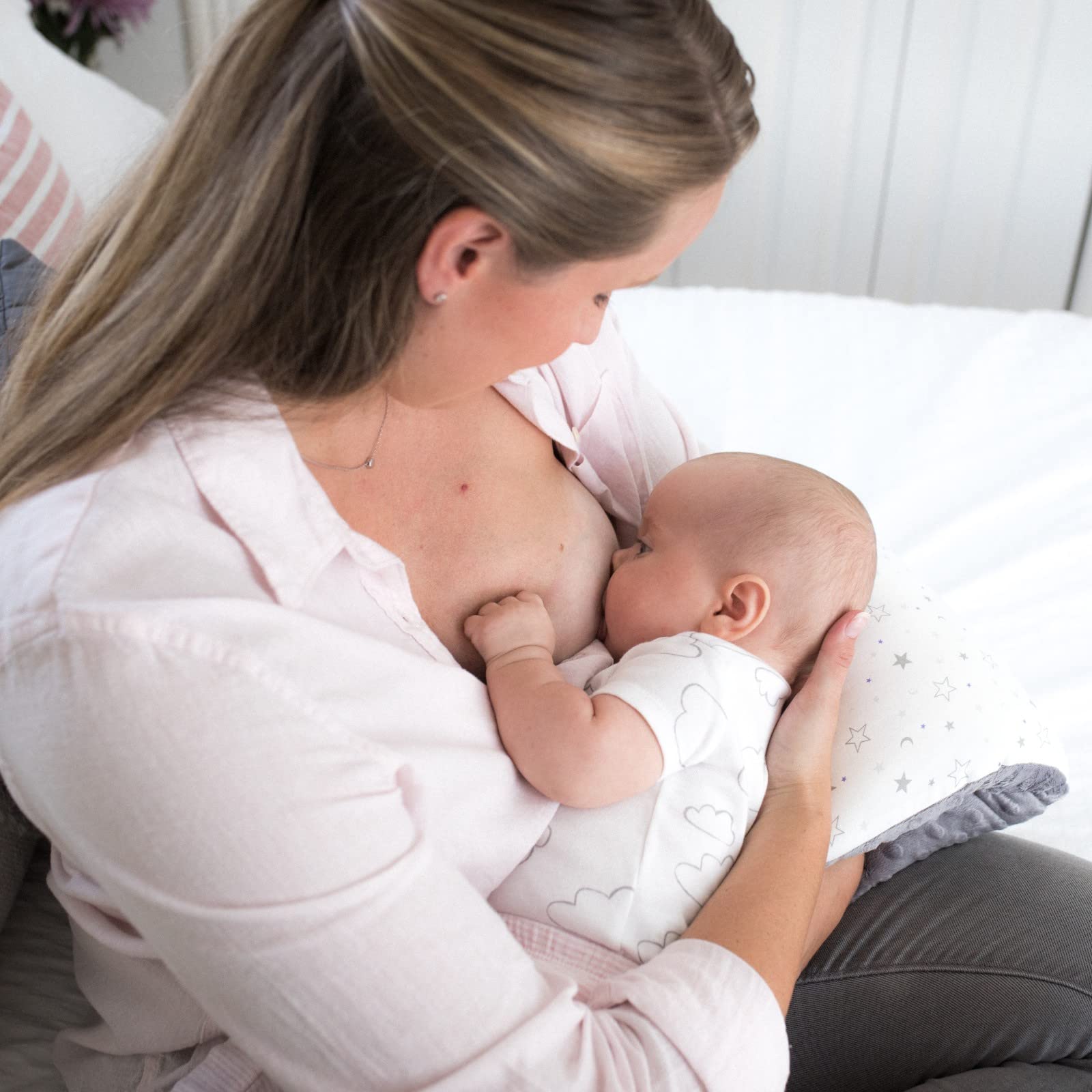 Lansinoh Cojín de Lactancia, Viajar y llevarlo contigo. Permite Diferentes Posiciones para Dar el Pecho, Comodidad para la mamá y el bebé