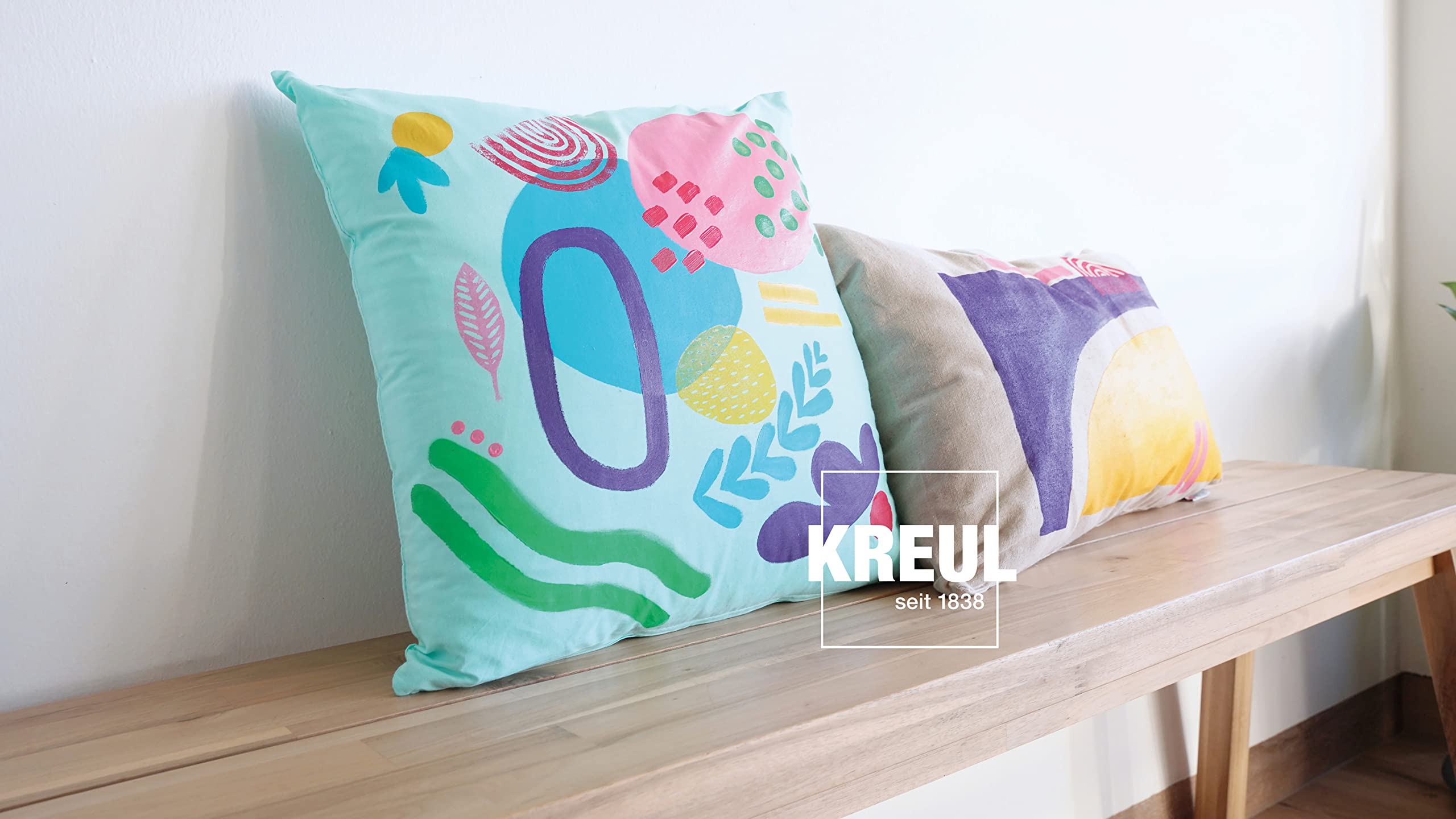 KREUL 90597 - Zestaw farb do tkanin Javana Color Living z 6 x 20 ml farbą o pastelowym charakterze i pędzelkiem, do jasnych i ciemnych tkanin, do prania po utrwaleniu.