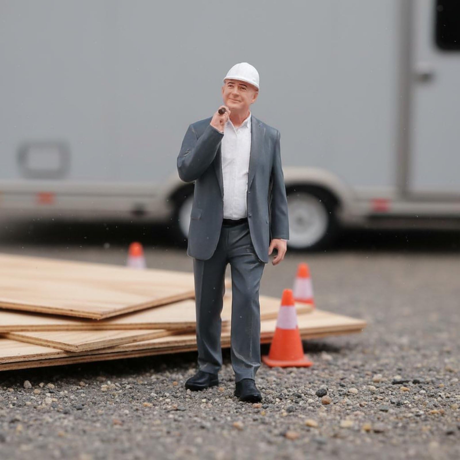 Figure da Cantiere Statuetta Miniatura Operaio Statico Modellino Scena Costruzione Resina Dettagli Dipinta a Mano Caratterizzata da Espressioni, Operaio Con Pala E Casco In Mano