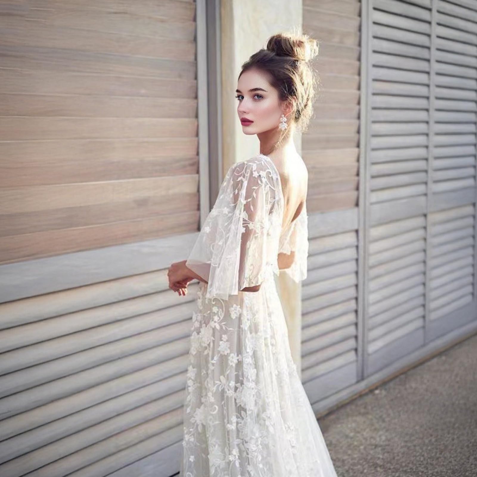 Abito da sposa con maniche svasate in pizzo, scollo a V profondo aperto sul retro Boho abito da ballo da sposa abito da spiaggia