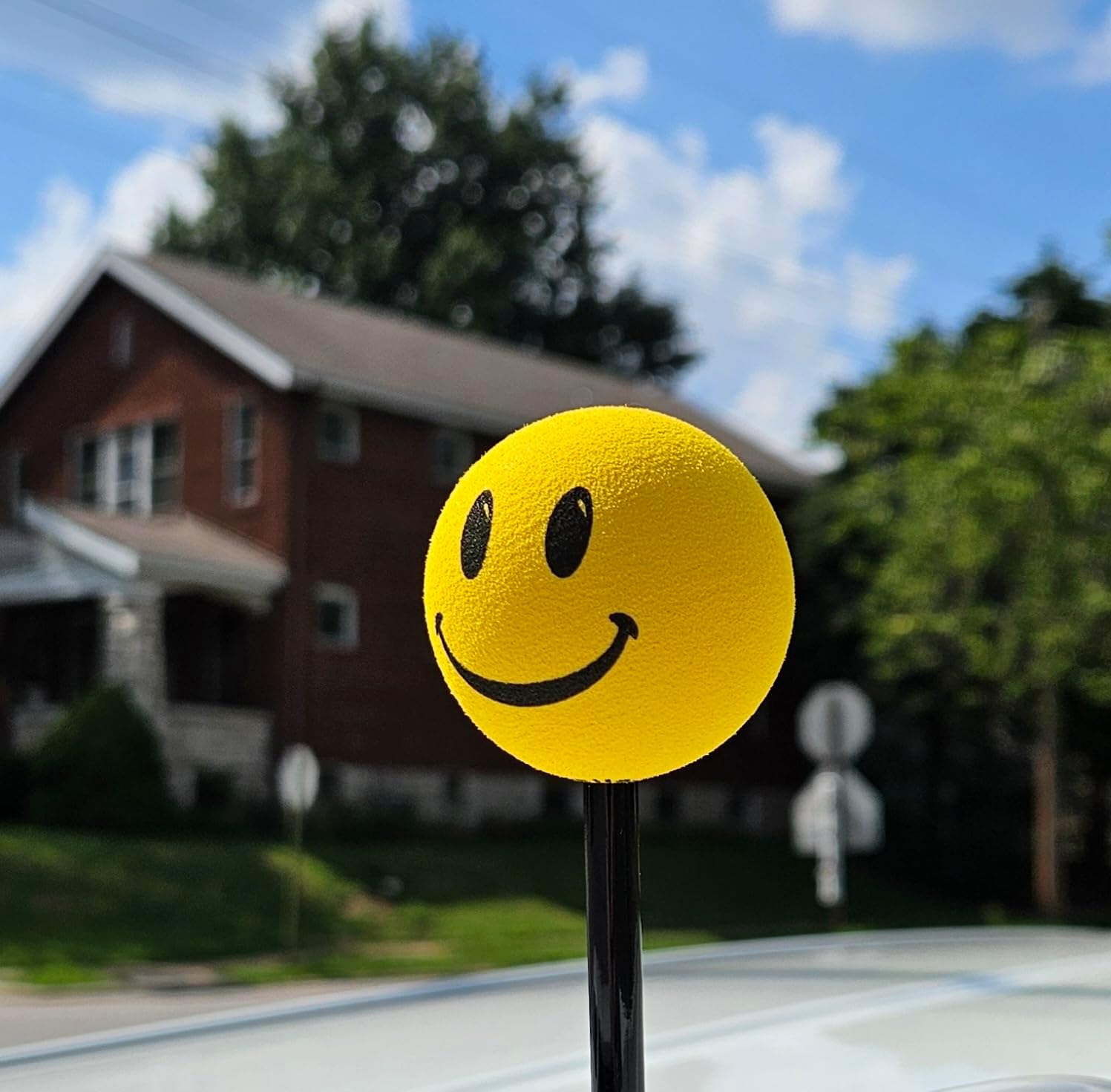 Magnetic Happy Smiley Face Car Finder - 7.5 Inch High Visibility Parking Spotter - Universal All-Weather Car Magnet Buddy Vehicle Beacon for Metal Roofs - Bright Yellow